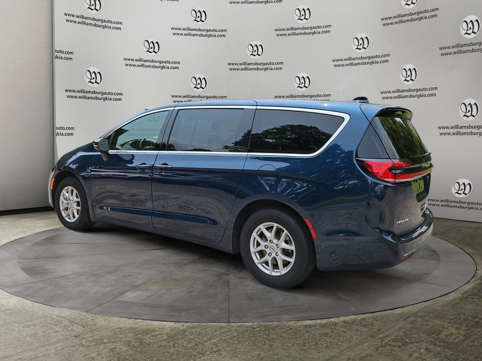 2025 Chrysler Pacifica Select Photo in Williamsburg VA 23185