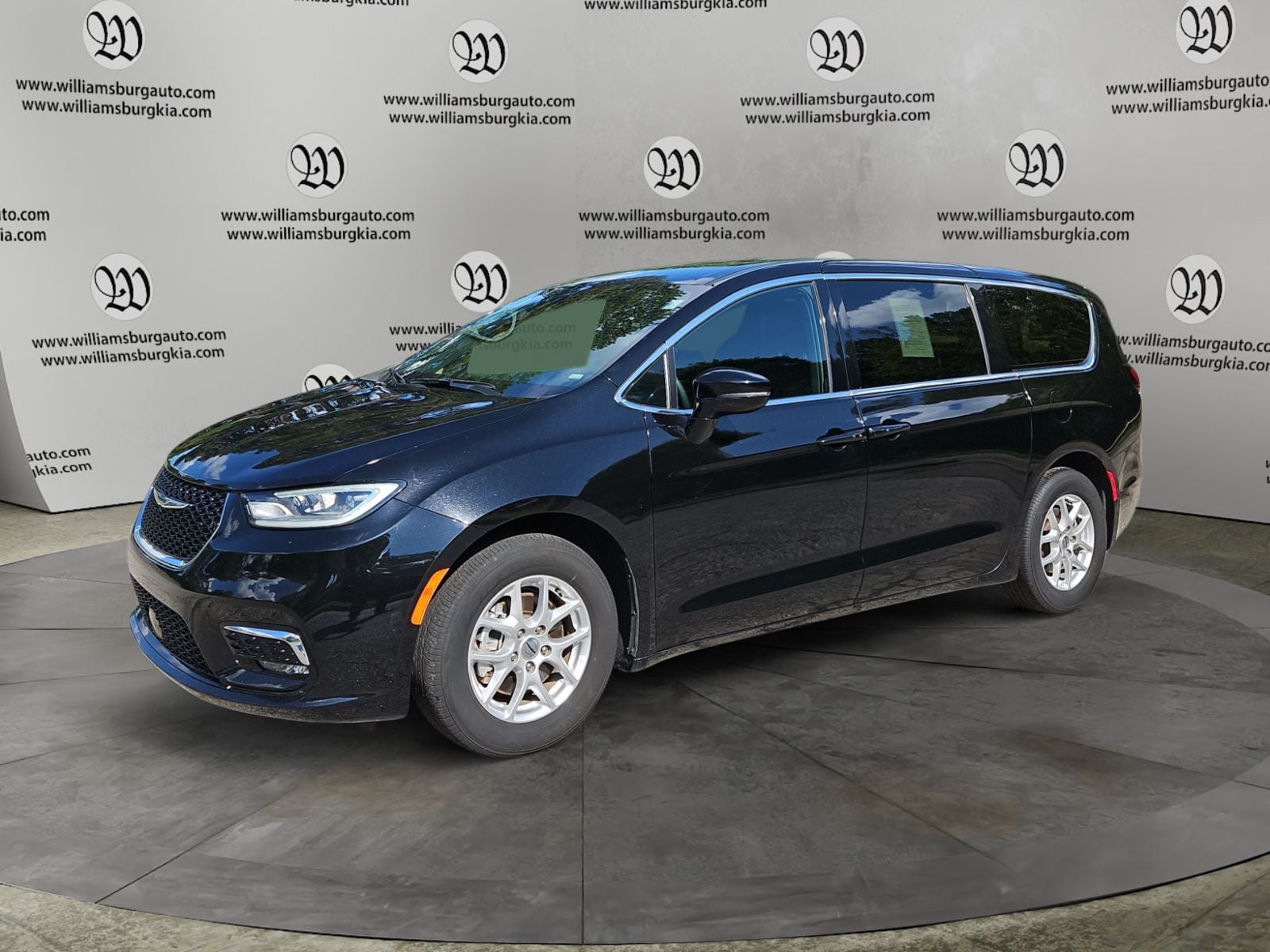 2025 Chrysler Pacifica Select Photo in Williamsburg VA 23185