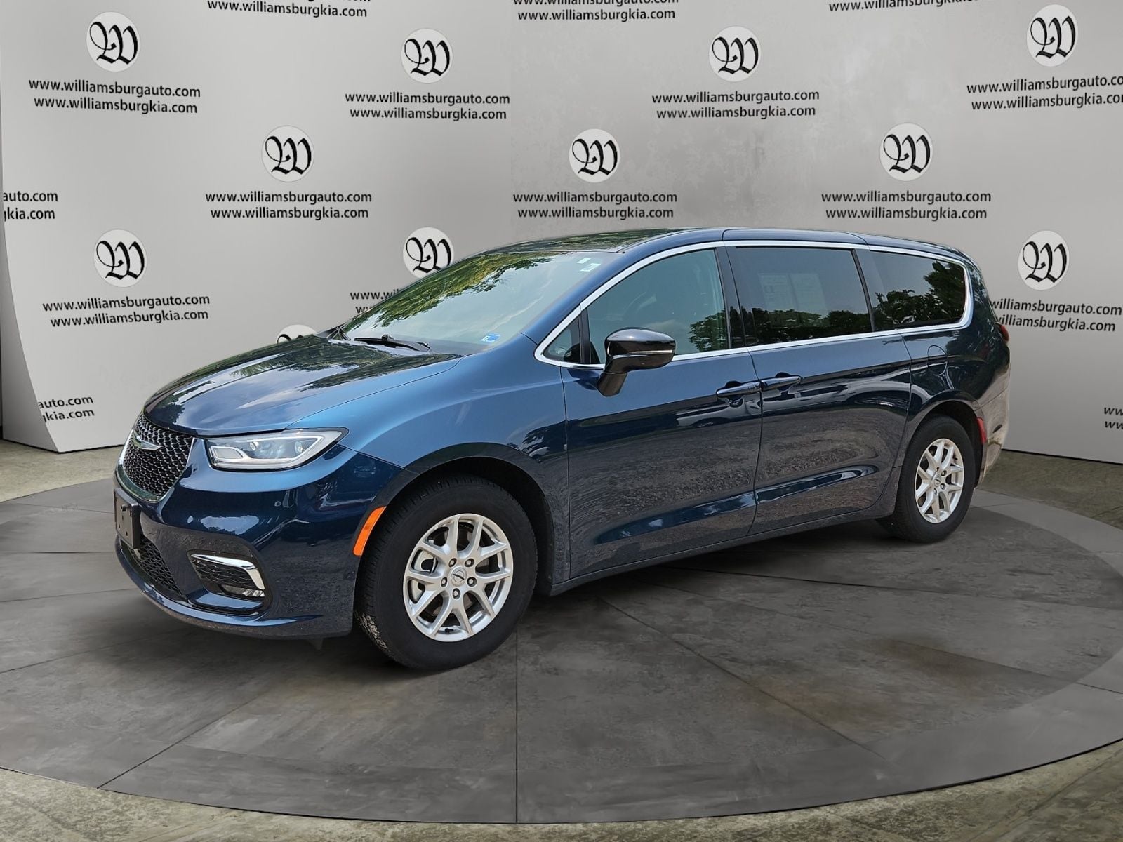 2025 Chrysler Pacifica Select Photo in Williamsburg VA 23185