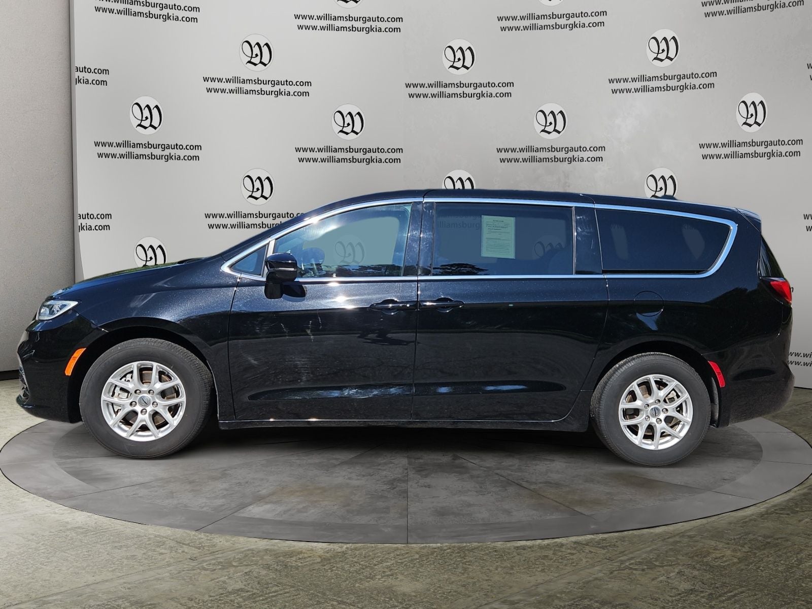 2025 Chrysler Pacifica Select Photo in Williamsburg VA 23185