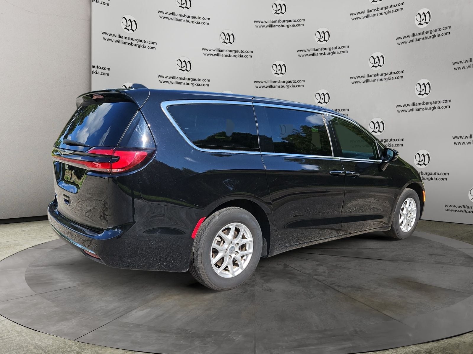Pre-Owned 2025 Chrysler Pacifica Select - photo - 4