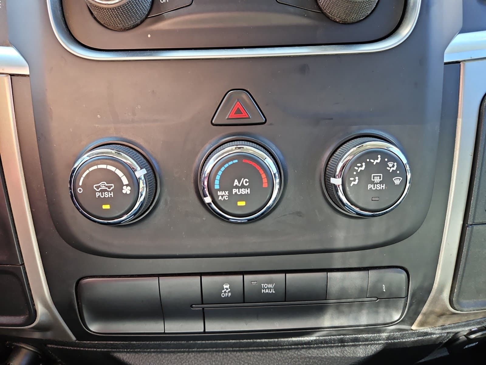 Pre-Owned 2017 Ram 1500 SLT - photo - 26