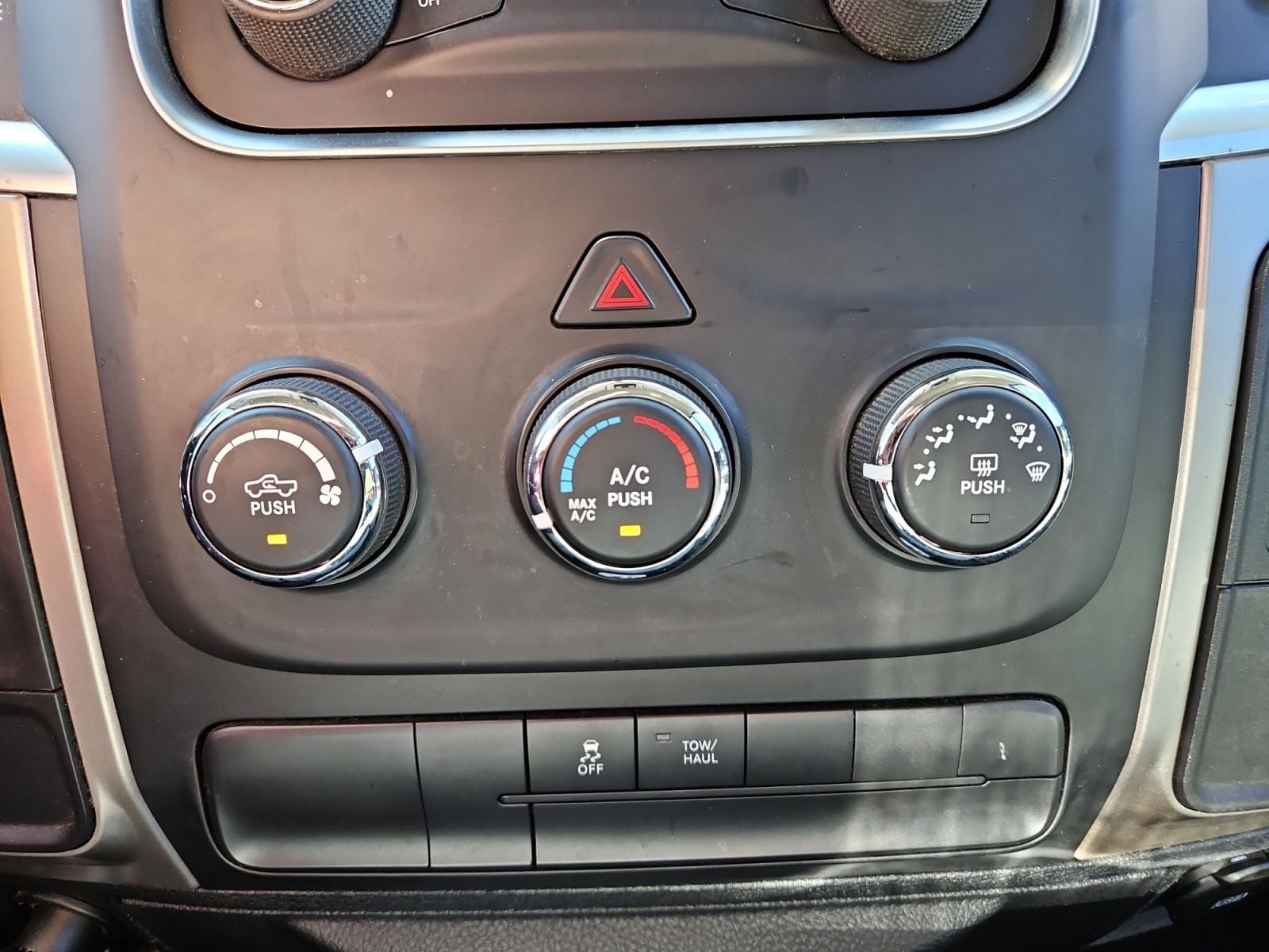 Pre-Owned 2017 Ram 1500 SLT - photo - 26