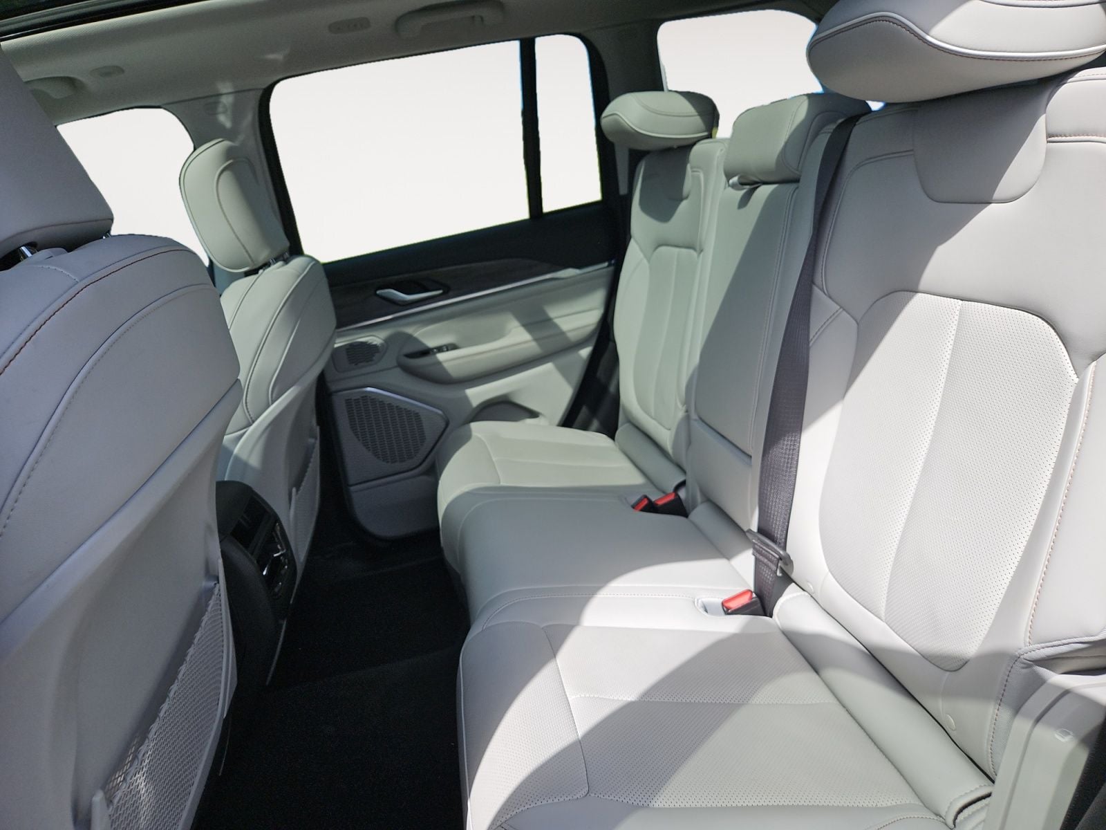 Pre-Owned 2022 Jeep Grand Cherokee Overland - photo - 12