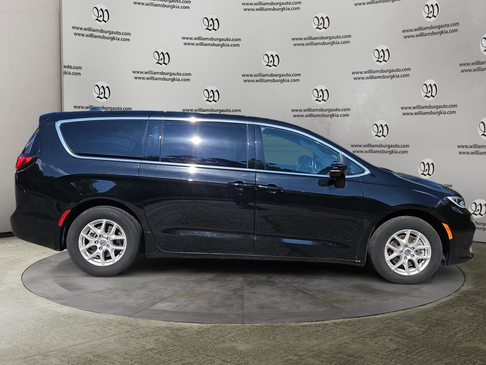 Pre-Owned 2025 Chrysler Pacifica Select - photo - 5