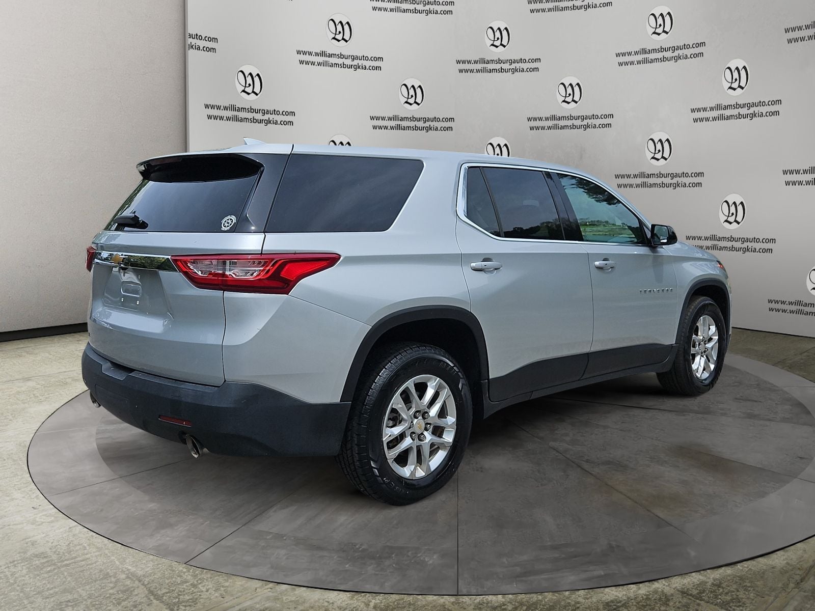 Pre-Owned 2020 Chevrolet Traverse LS - photo - 4