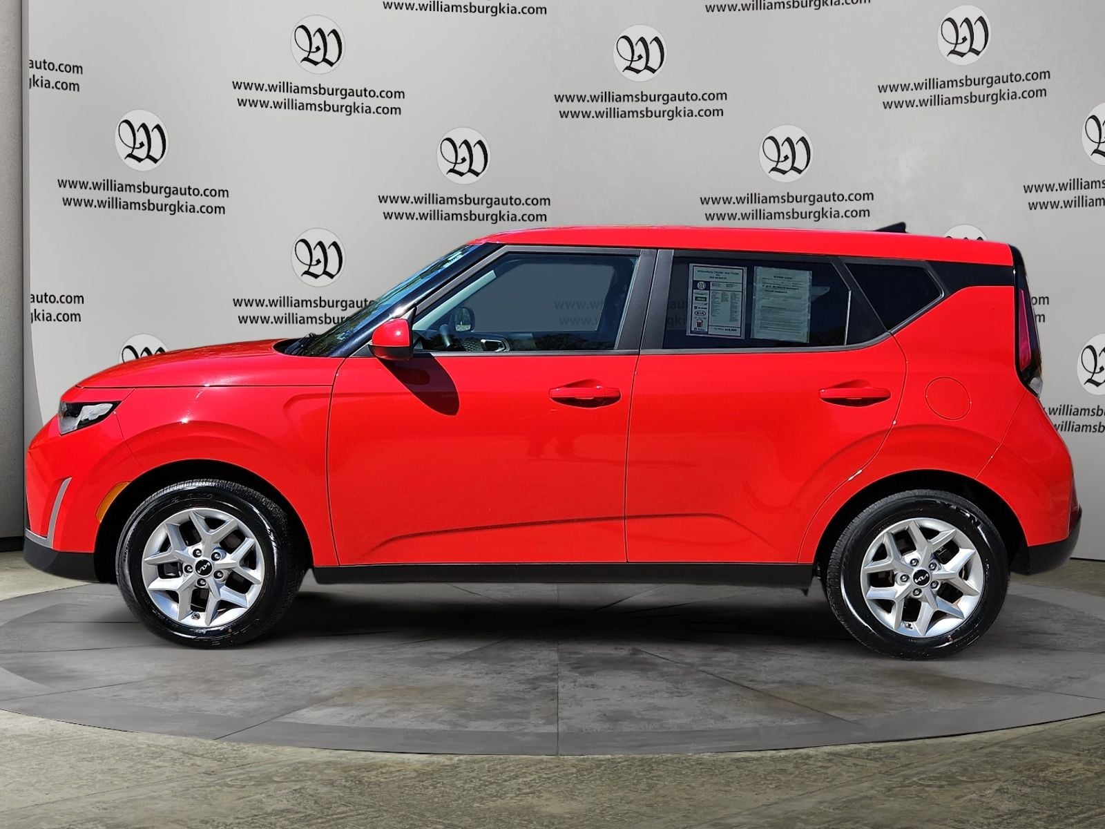 Pre-Owned 2023 Kia Soul LX - photo - 1