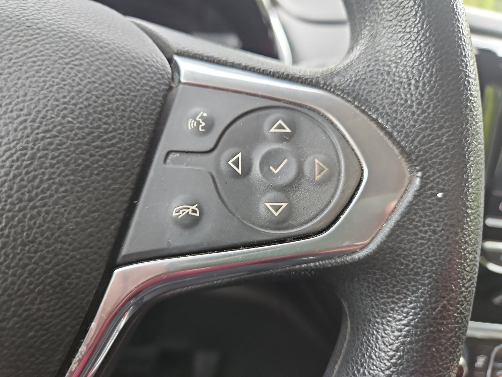 Pre-Owned 2020 Chevrolet Traverse LS - photo - 23