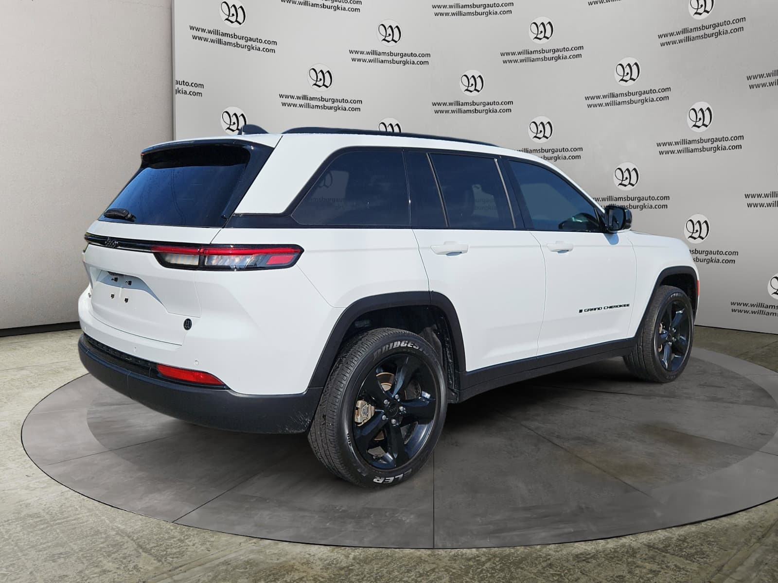 Pre-Owned 2024 Jeep Grand Cherokee Altitude - photo - 4