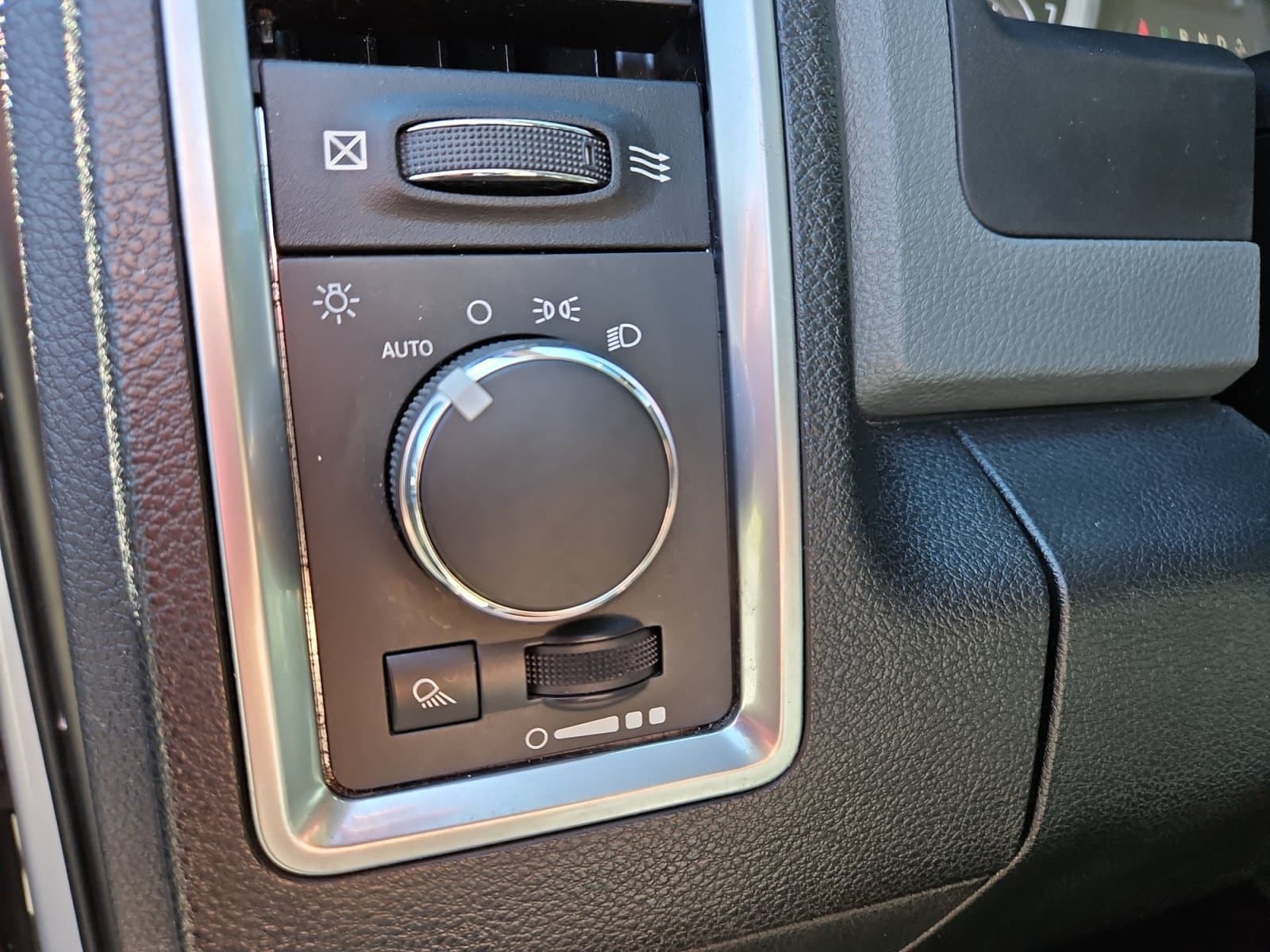 Pre-Owned 2017 Ram 1500 SLT - photo - 21