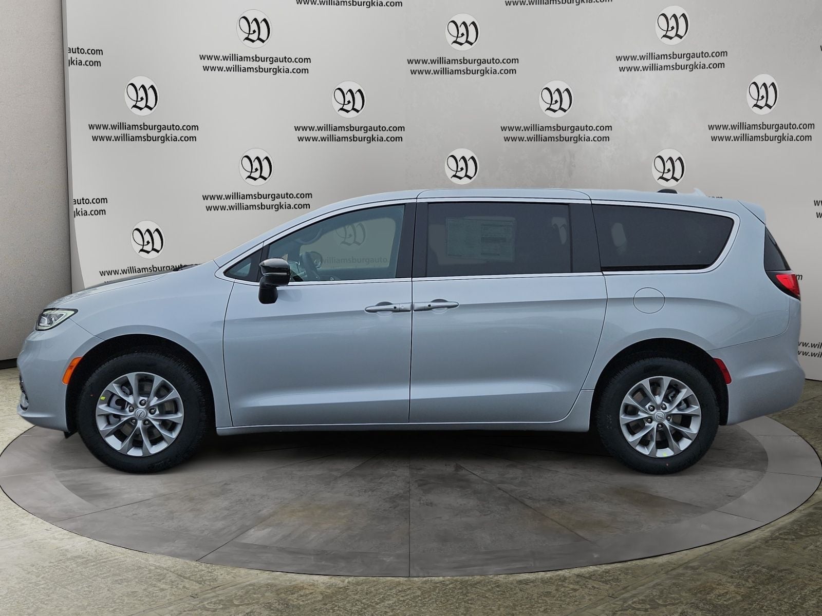 New 2026 Chrysler Pacifica Limited - photo - 1