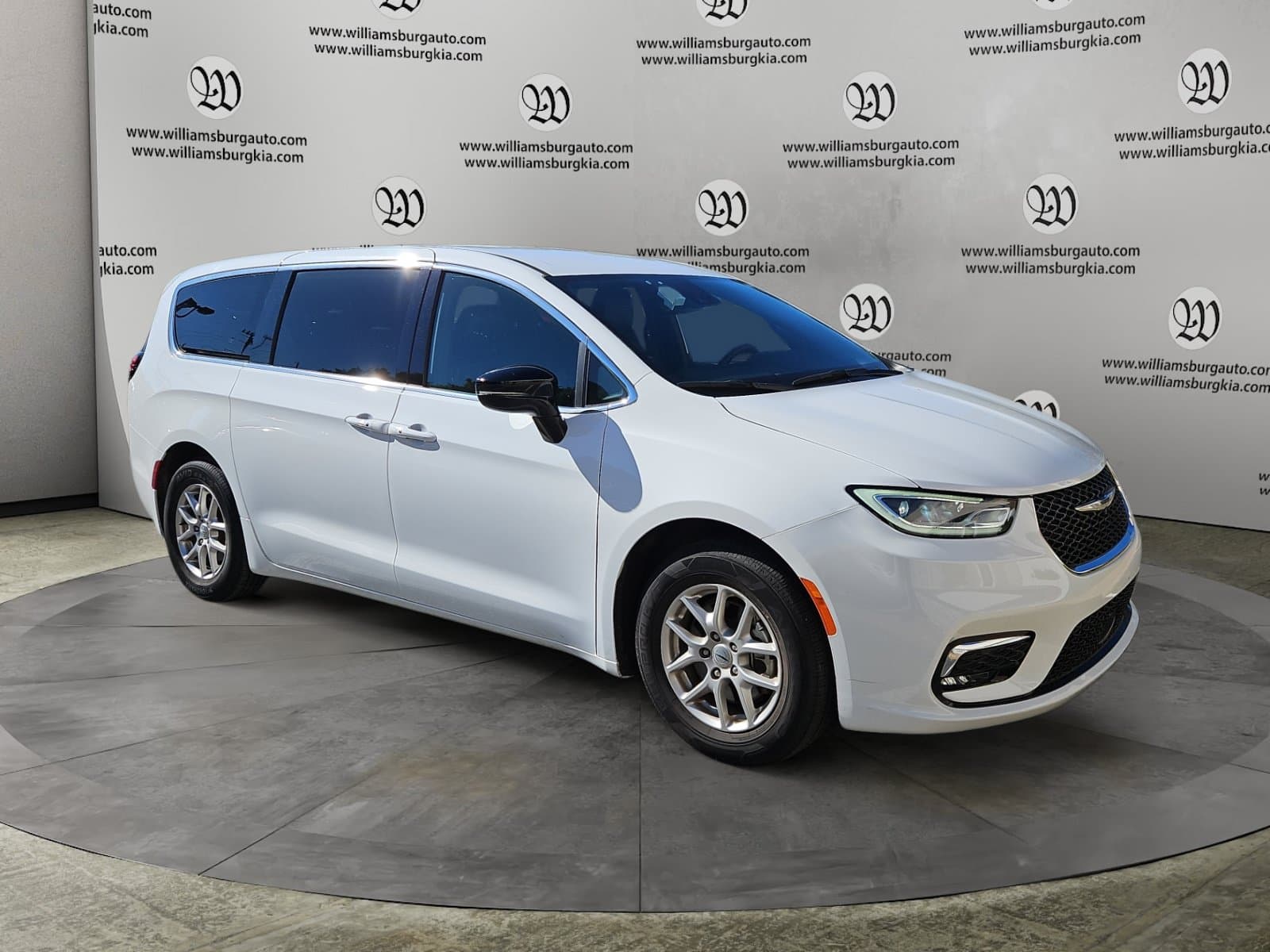 Pre-Owned 2025 Chrysler Pacifica Select - photo - 6