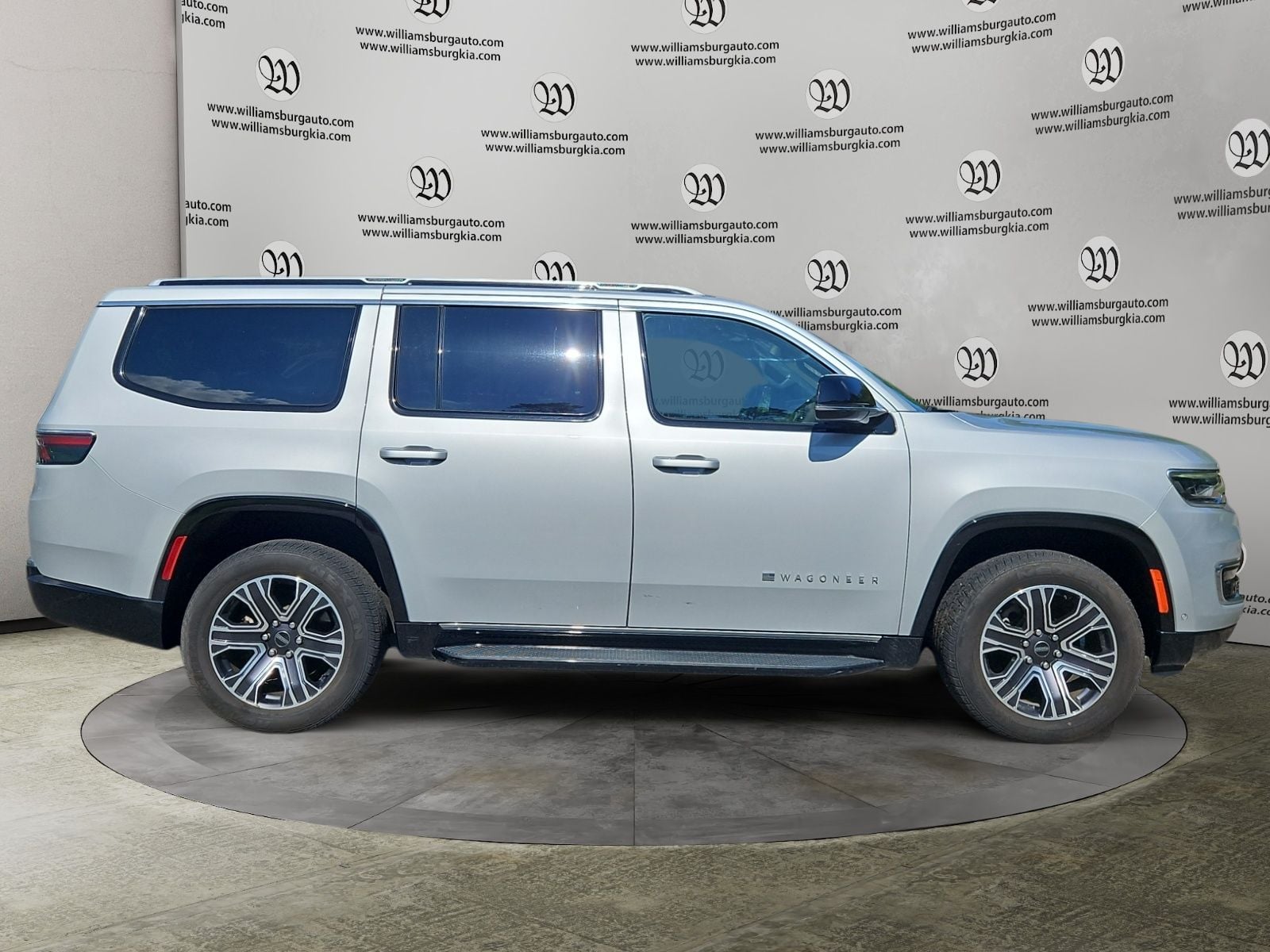 Pre-Owned 2025 Jeep Wagoneer Series II - photo - 5