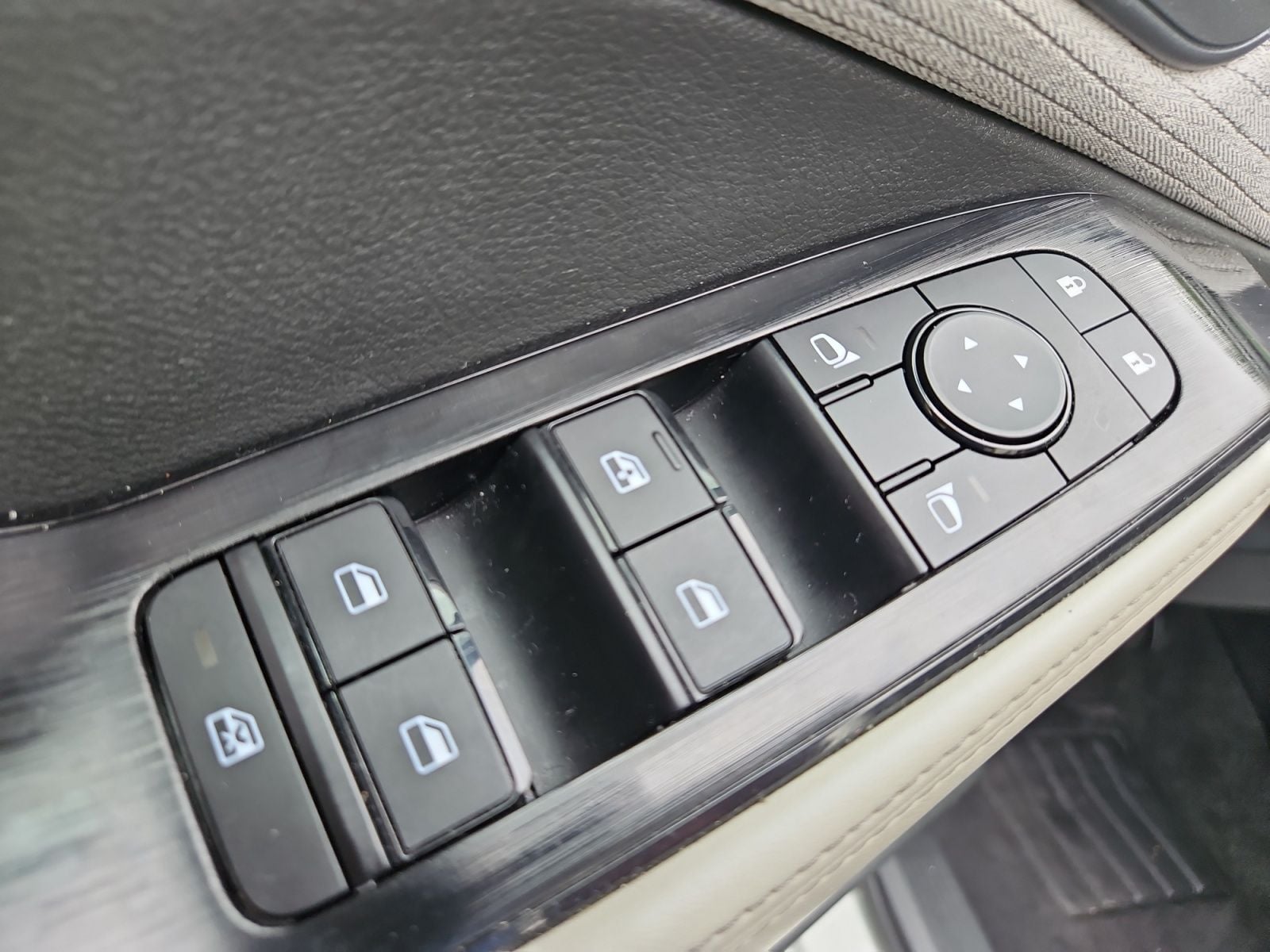 Pre-Owned 2023 Nissan Rogue SV - photo - 21