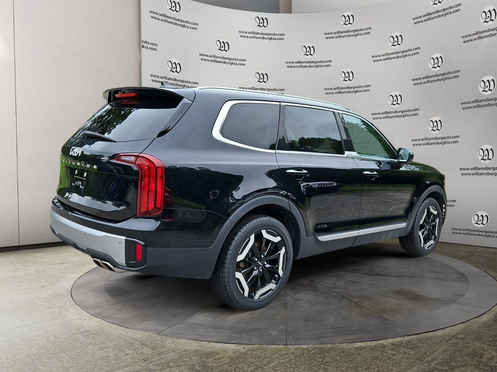Pre-Owned 2023 Kia Telluride S - photo - 4