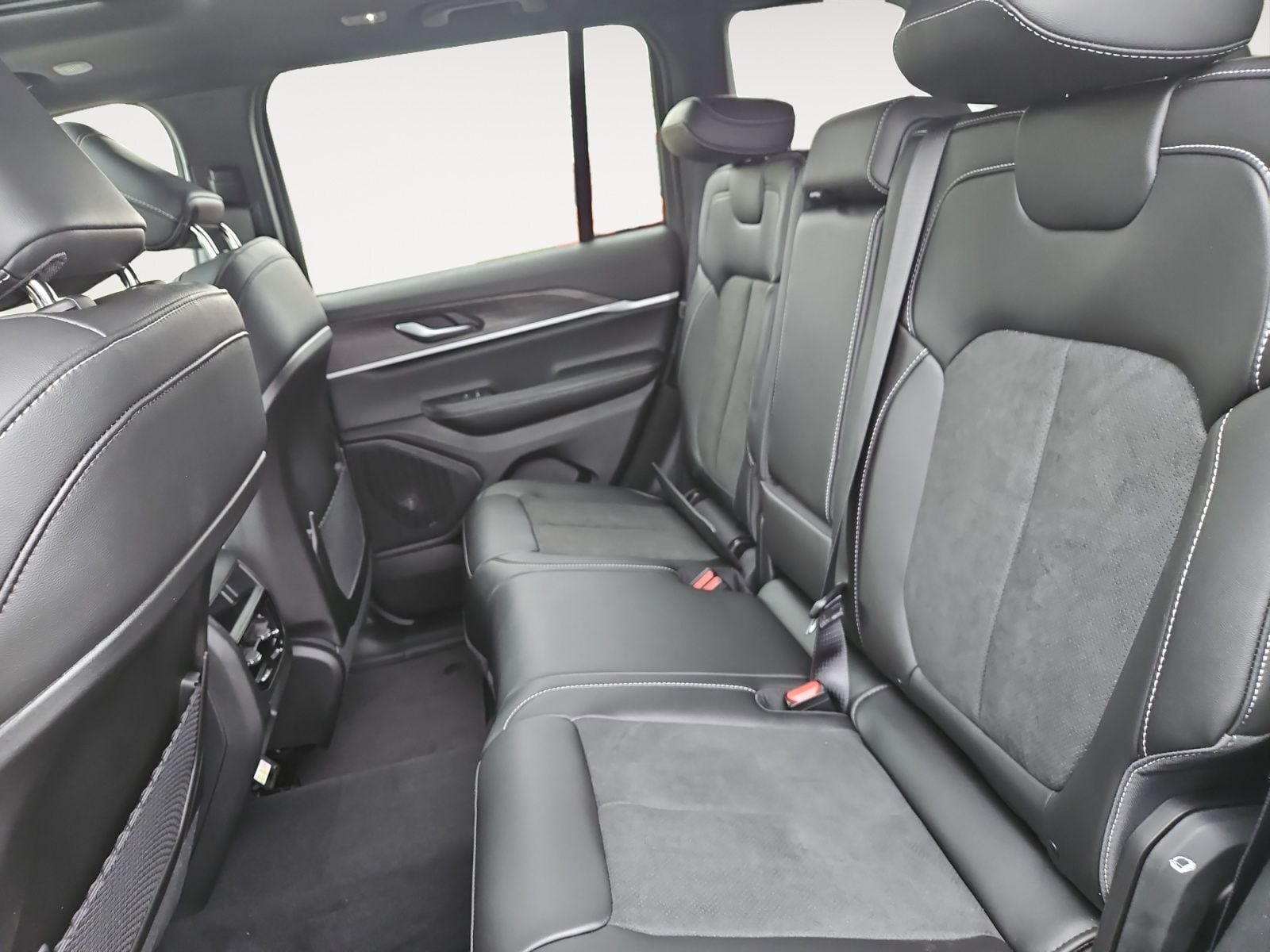 New 2026 Jeep Grand Cherokee Altitude - photo - 12