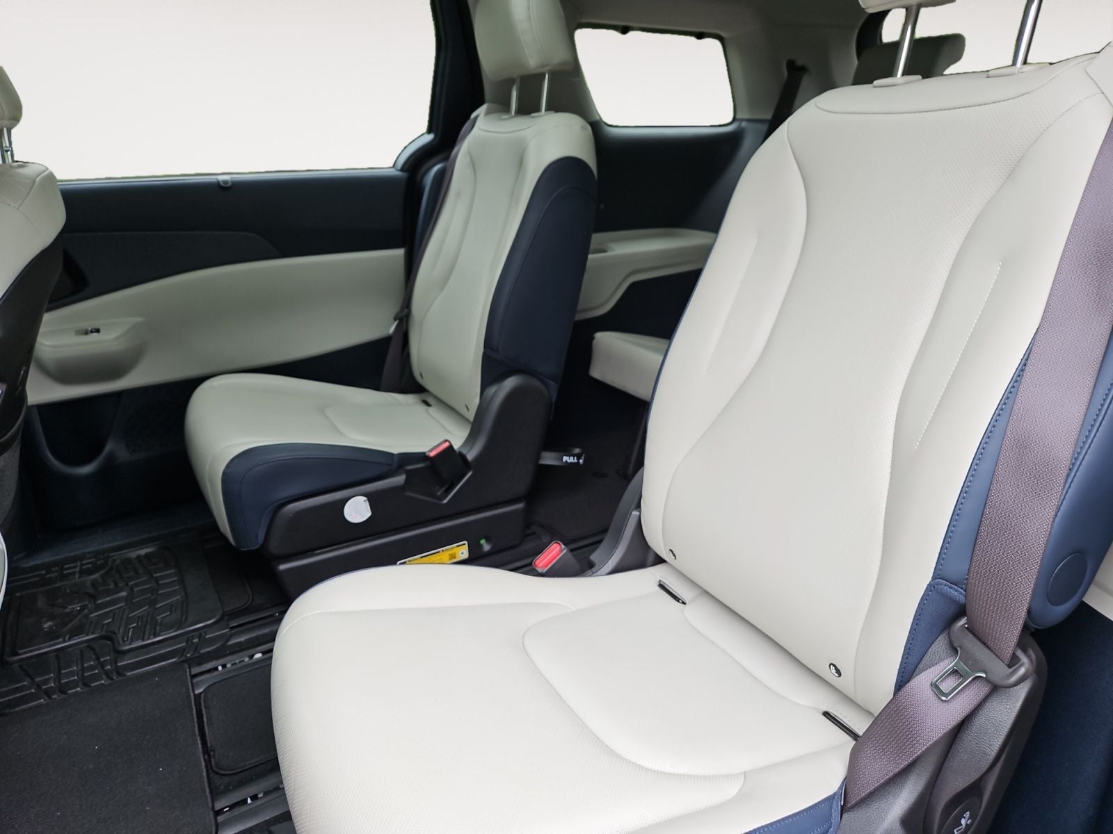 Pre-Owned 2025 Kia Carnival SX - photo - 12