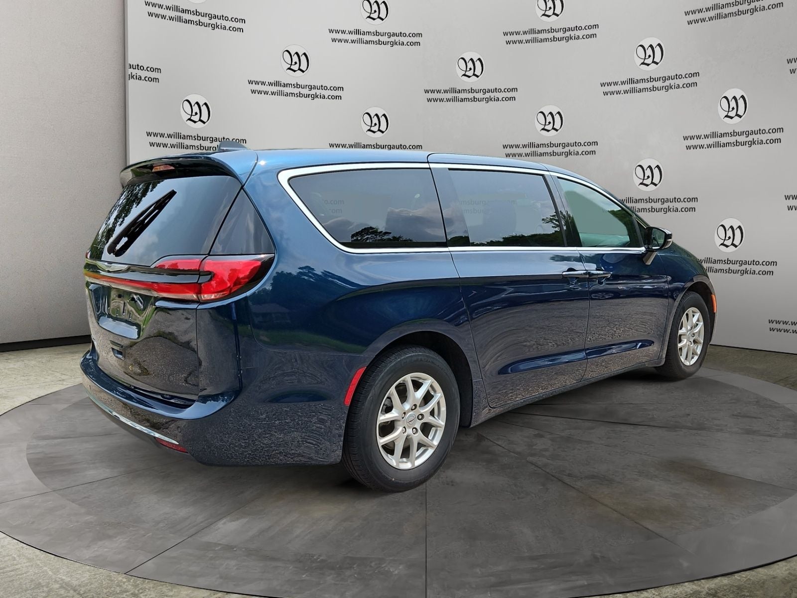 Pre-Owned 2025 Chrysler Pacifica Select - photo - 4