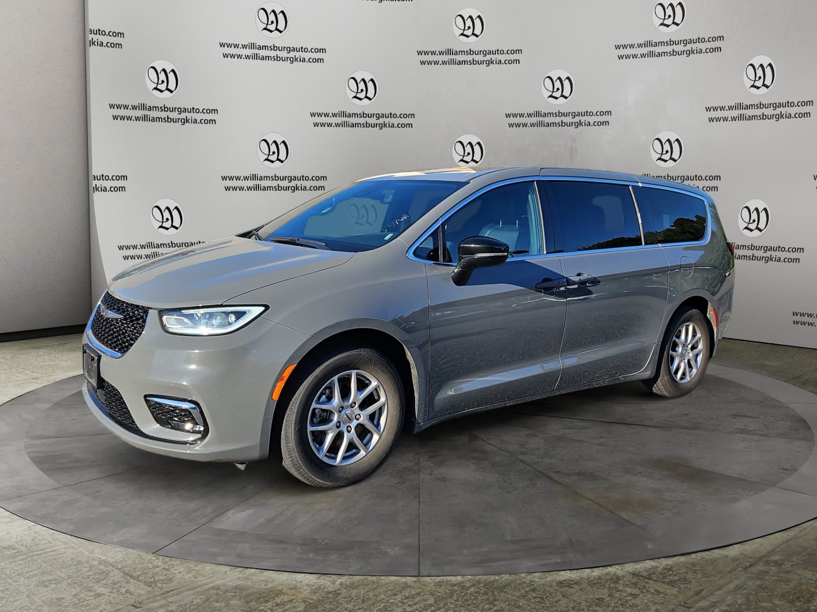 Pre-Owned 2025 Chrysler Pacifica Select - photo - 0