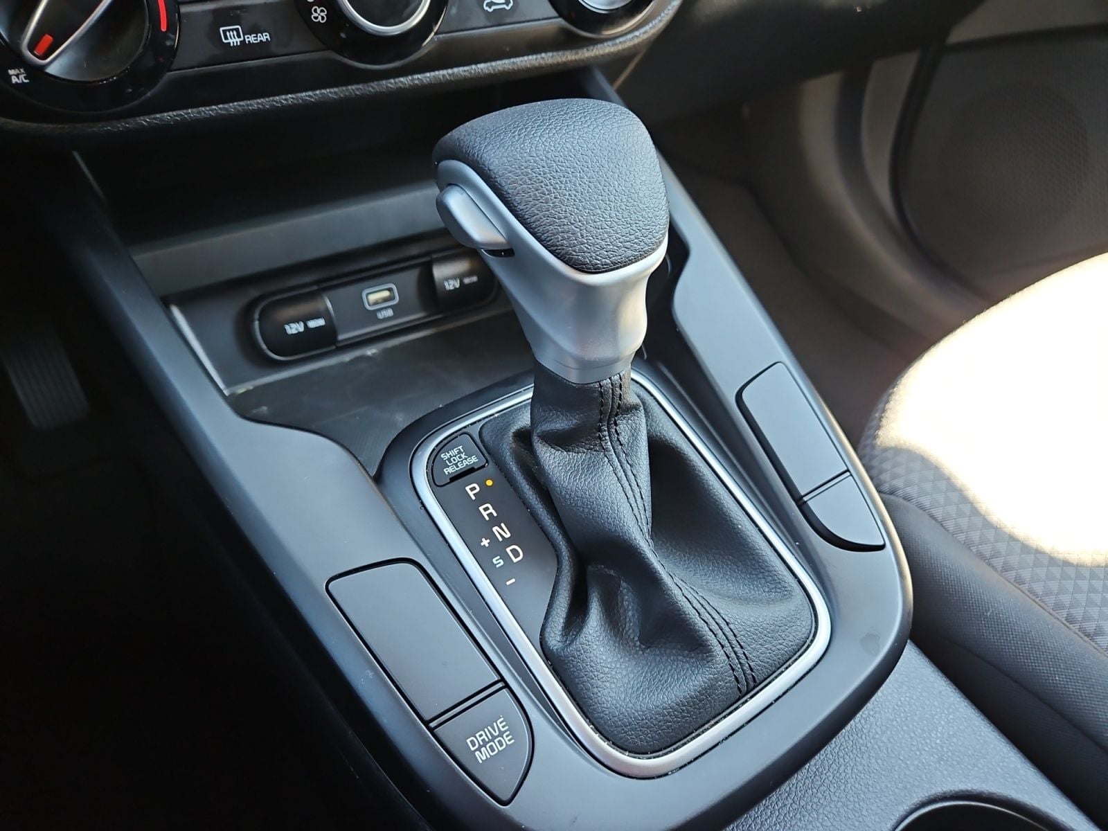 Pre-Owned 2023 Kia Soul LX - photo - 26