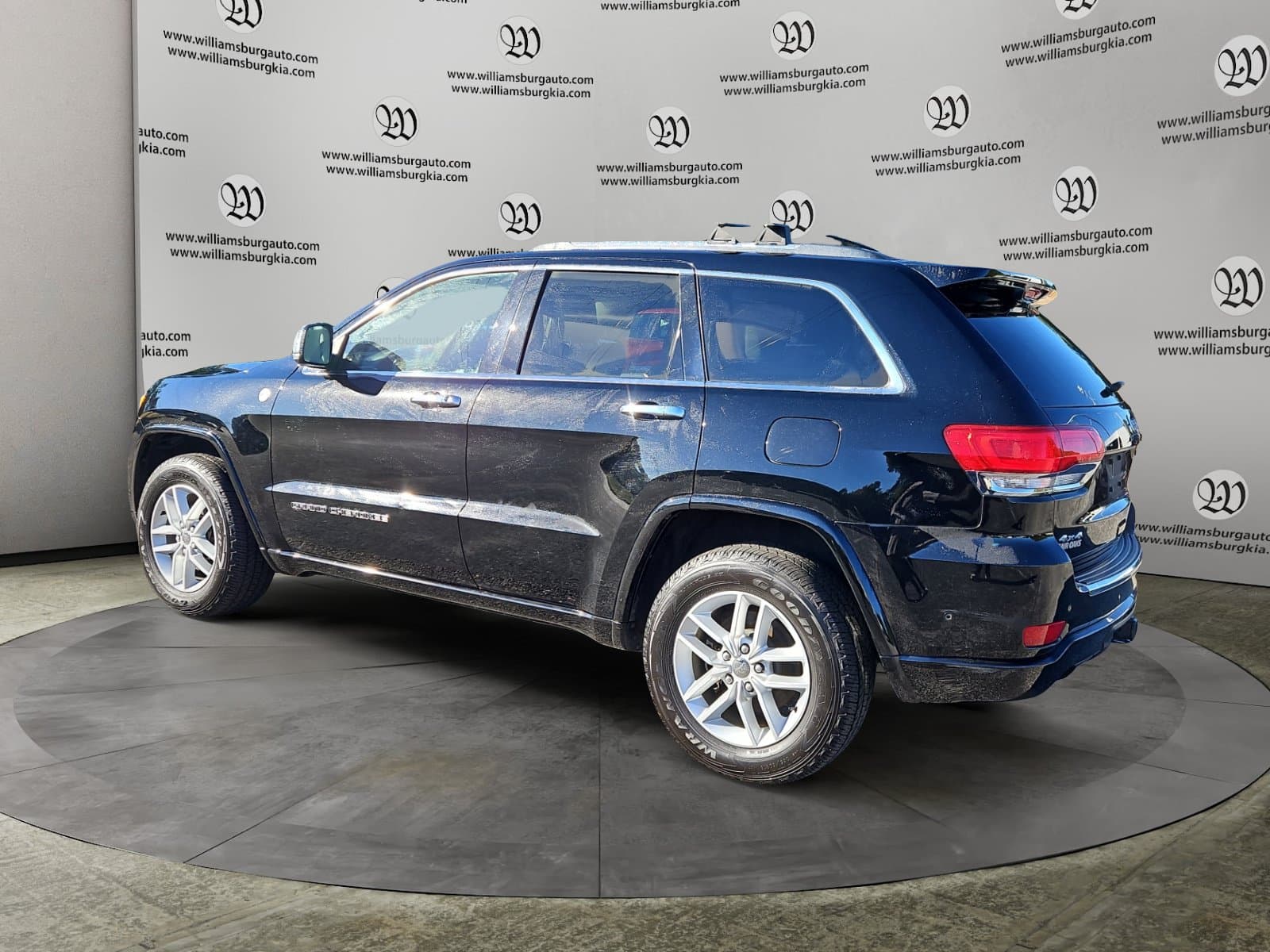 Pre-Owned 2017 Jeep Grand Cherokee Overland - photo - 2