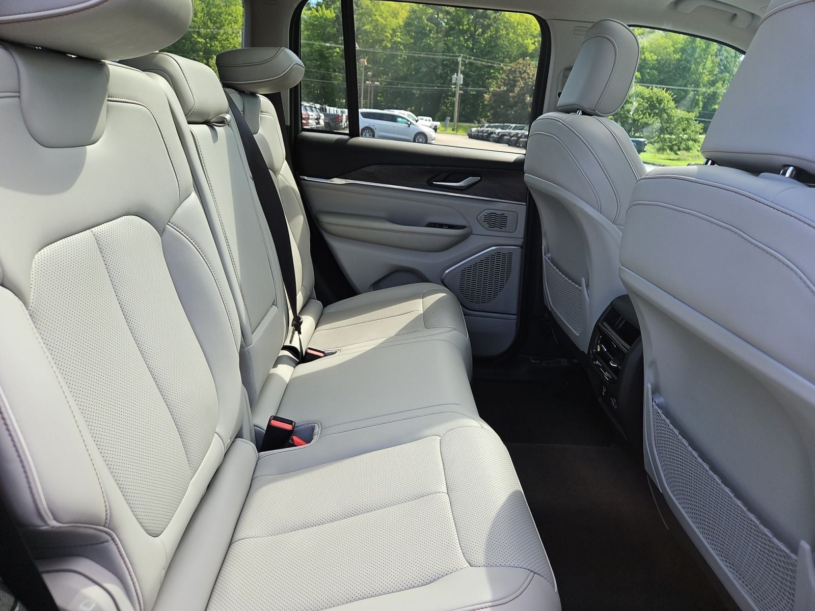 Pre-Owned 2022 Jeep Grand Cherokee Overland - photo - 16