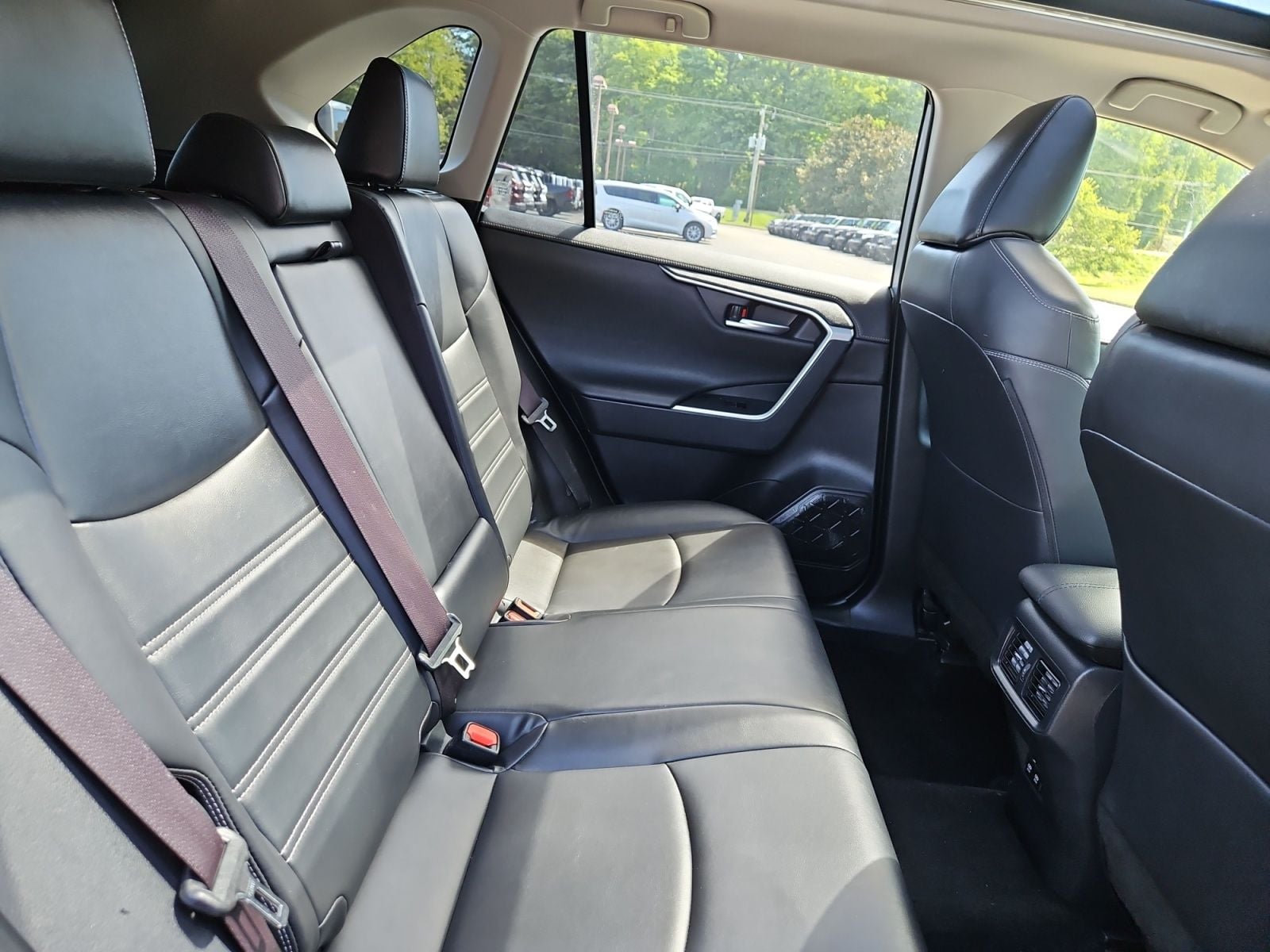 Pre-Owned 2019 Toyota RAV4 Limited - photo - 16