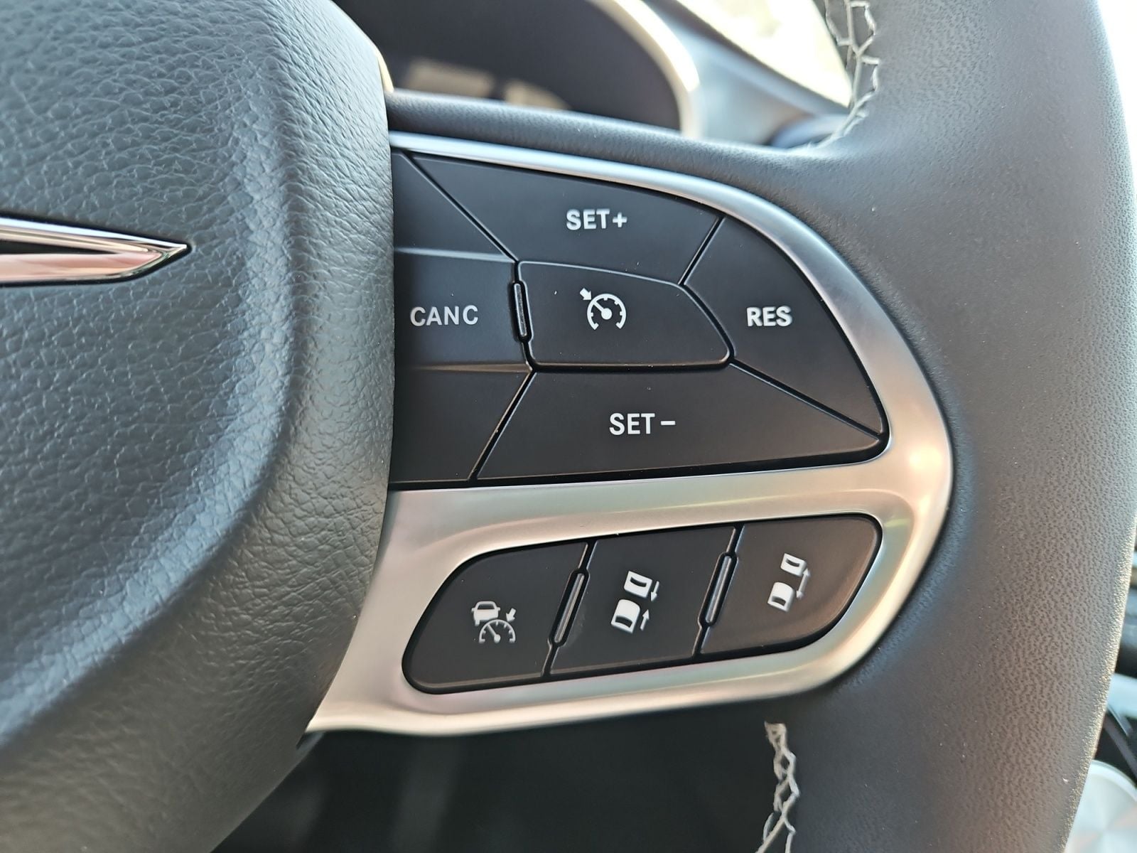 New 2026 Chrysler Pacifica Select - photo - 25