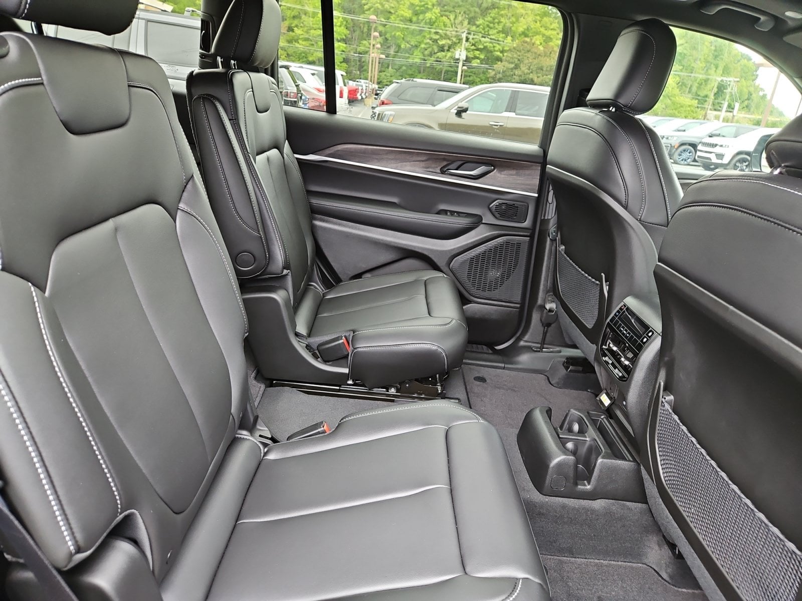 New 2027 Jeep Grand Cherokee L Limited - photo - 16