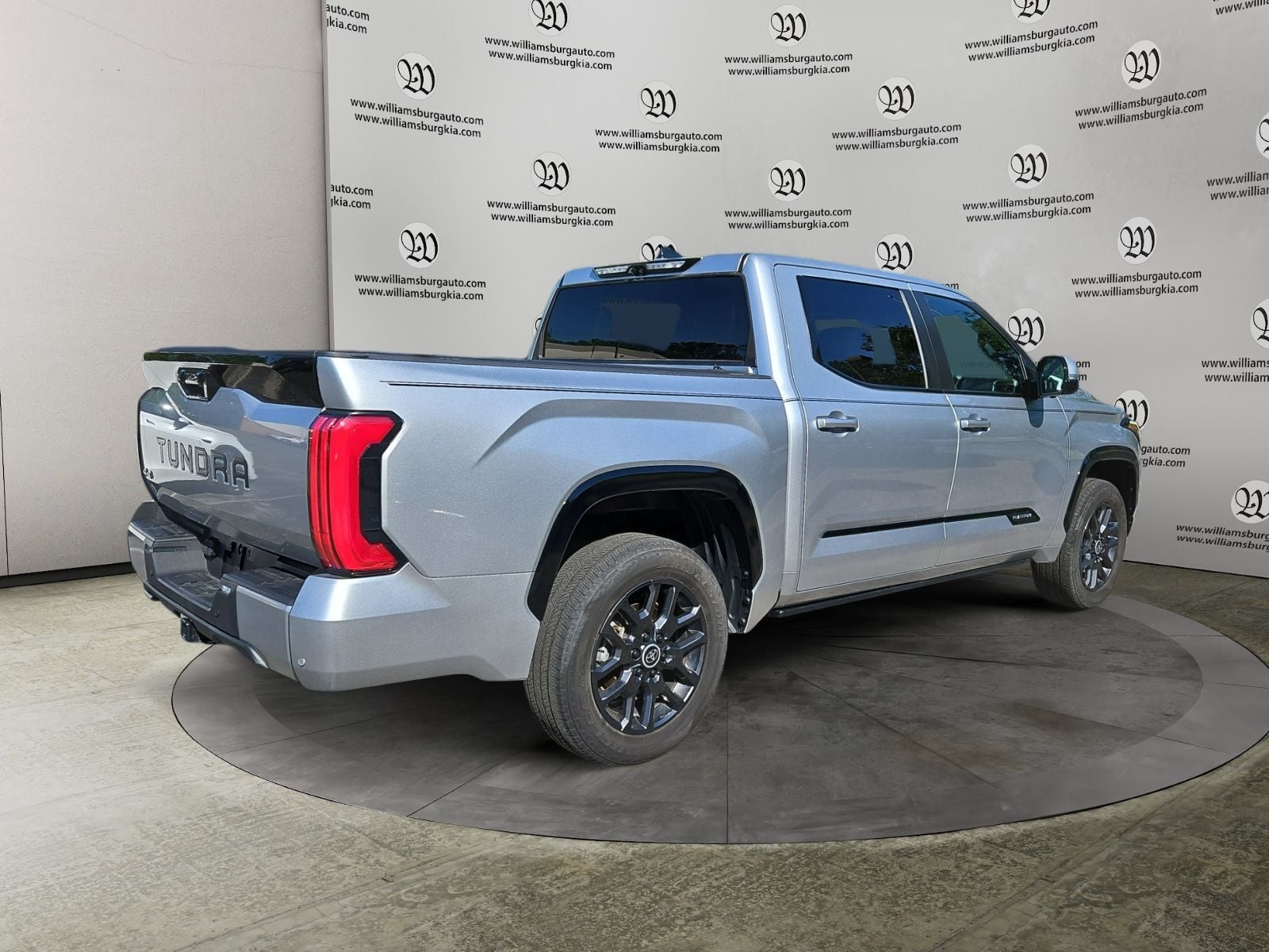 Pre-Owned 2024 Toyota Tundra Hybrid Platinum - photo - 4