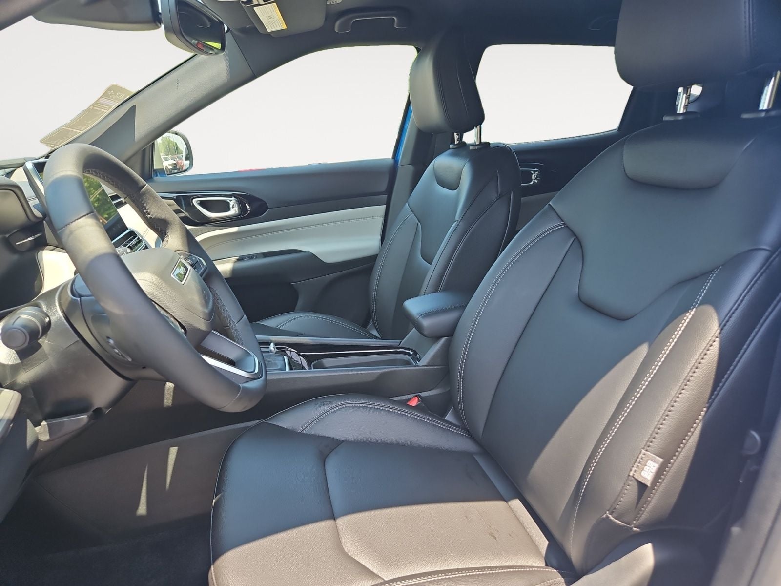New 2025 Jeep Compass Limited - photo - 8