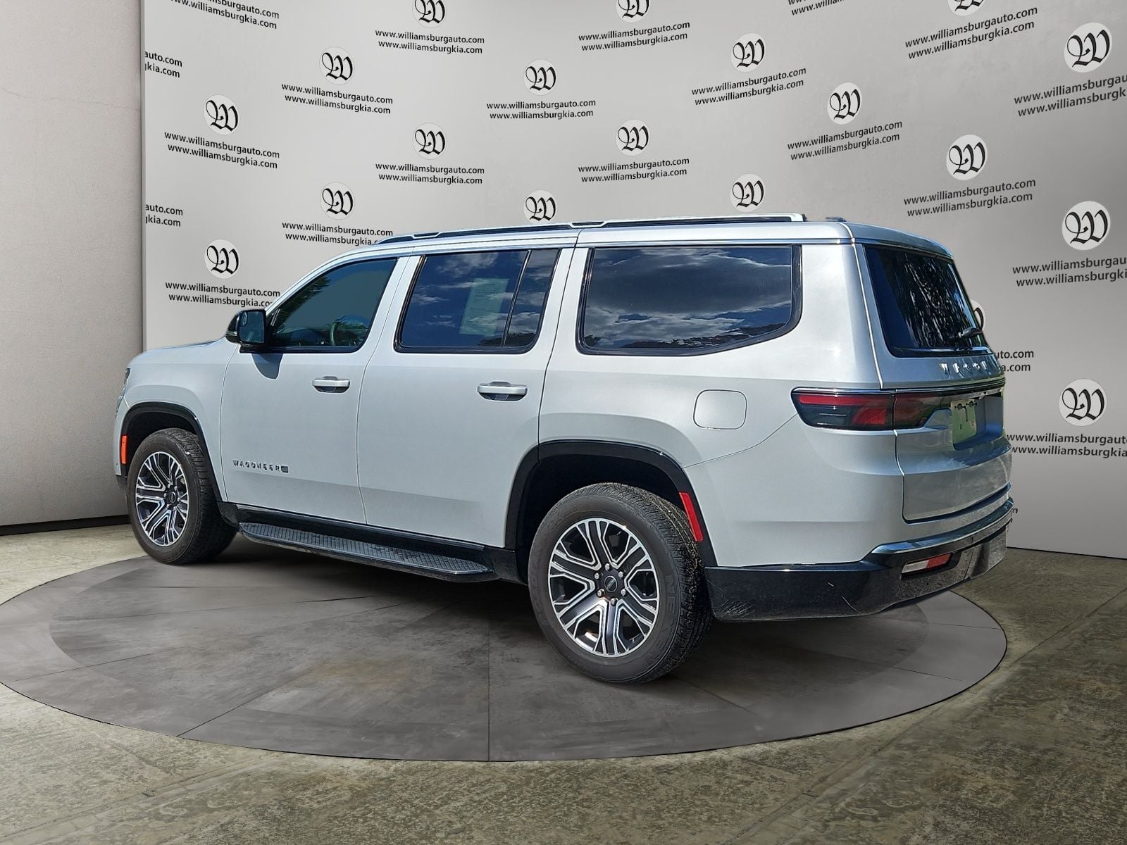 Pre-Owned 2025 Jeep Wagoneer Series II - photo - 2