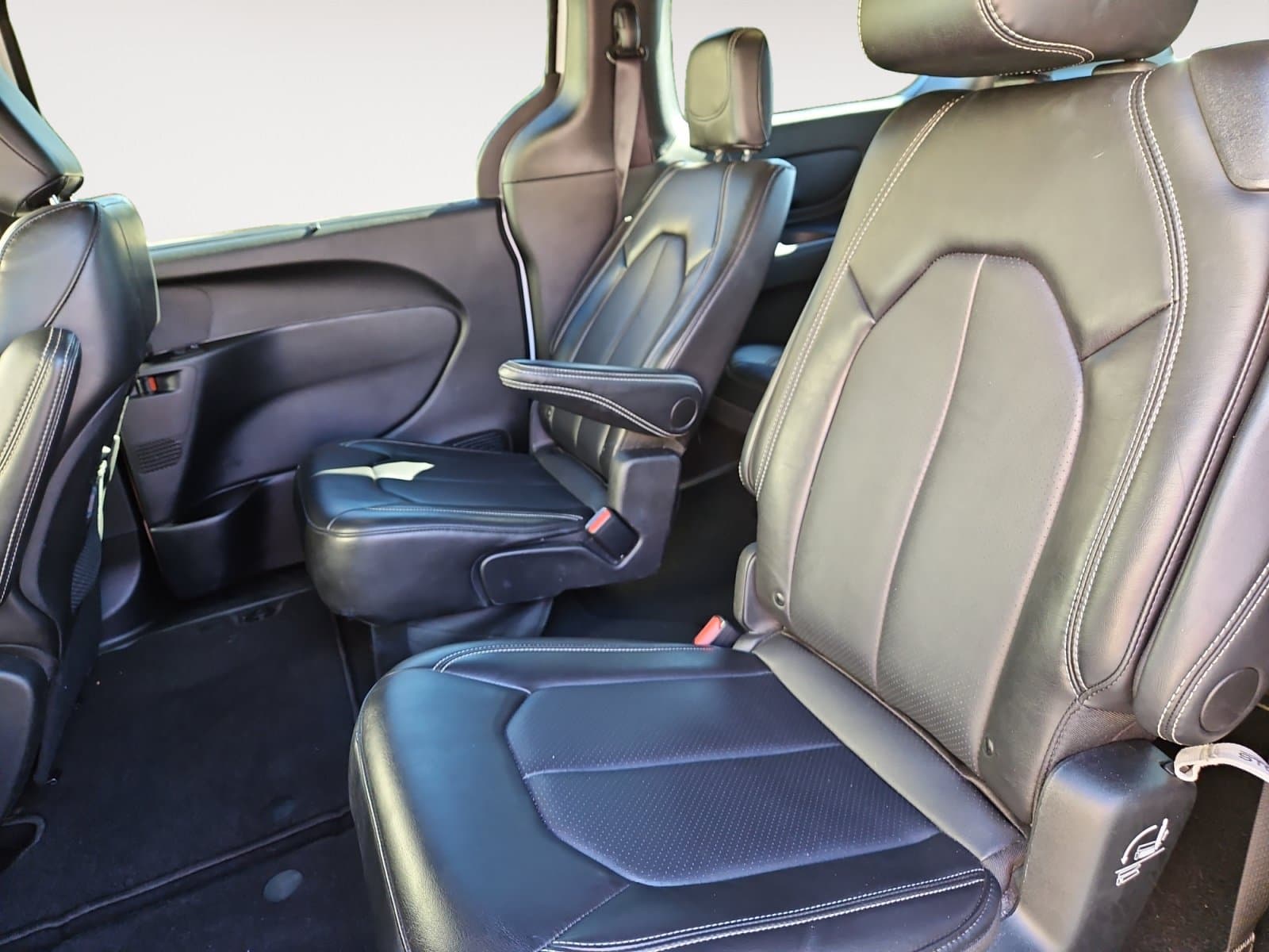 Pre-Owned 2025 Chrysler Pacifica Select - photo - 12