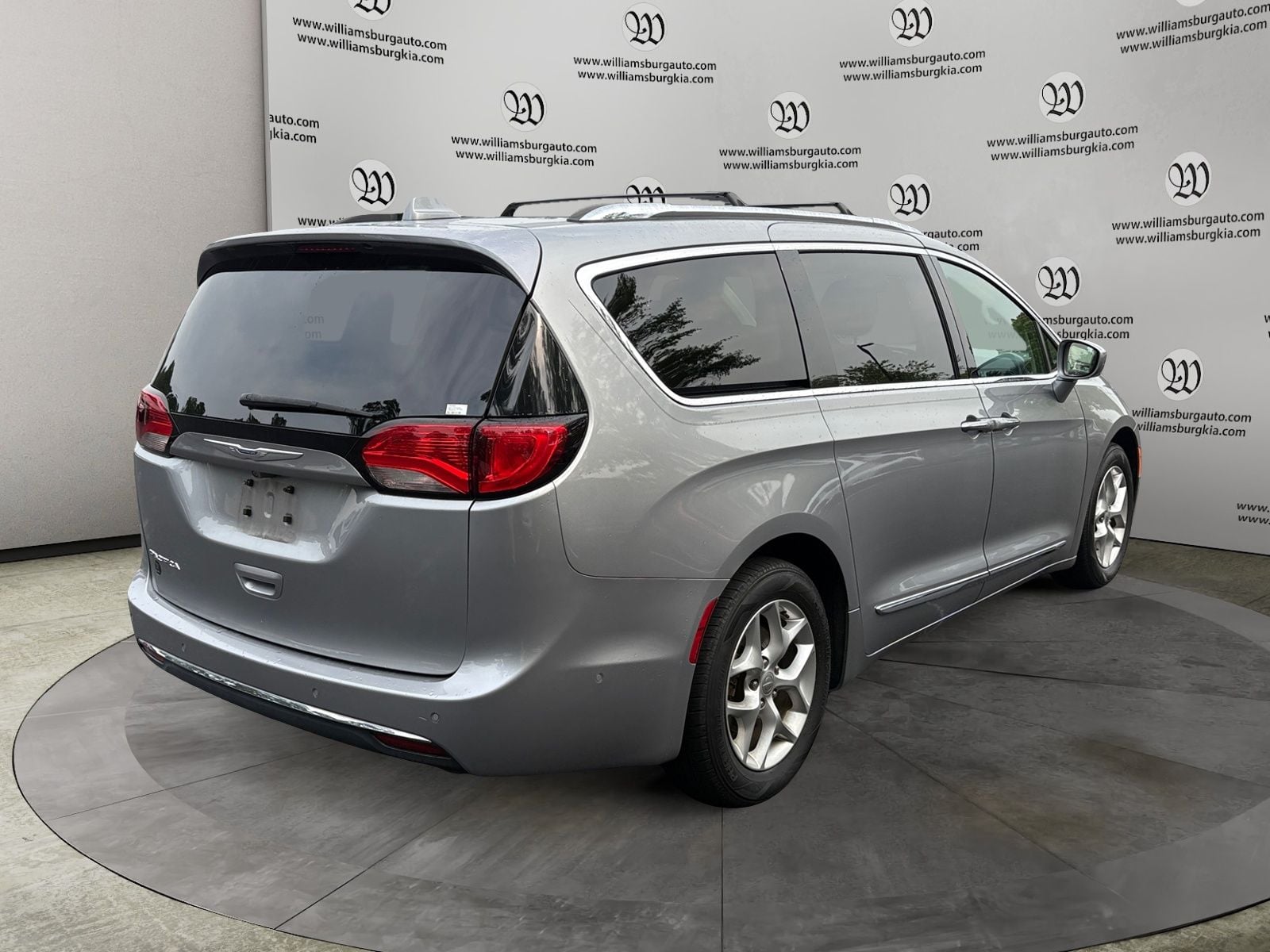 Pre-Owned 2019 Chrysler Pacifica Touring L Plus - photo - 4