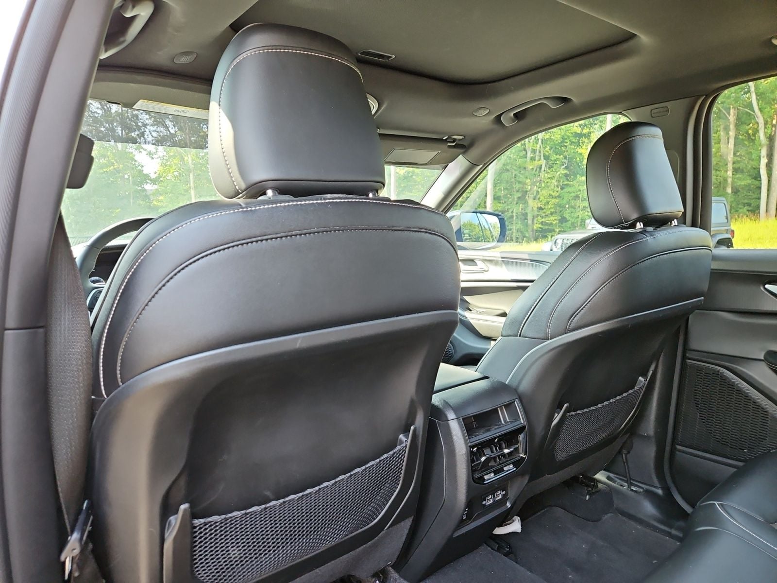 Pre-Owned 2024 Jeep Grand Cherokee Altitude - photo - 18