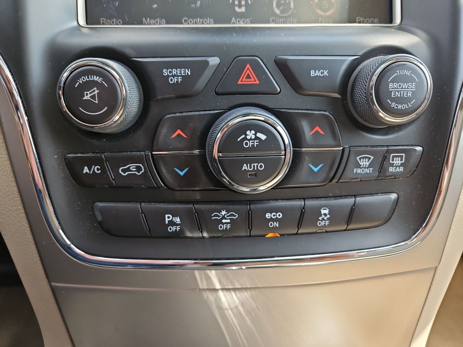 Pre-Owned 2014 Jeep Grand Cherokee Overland - photo - 25
