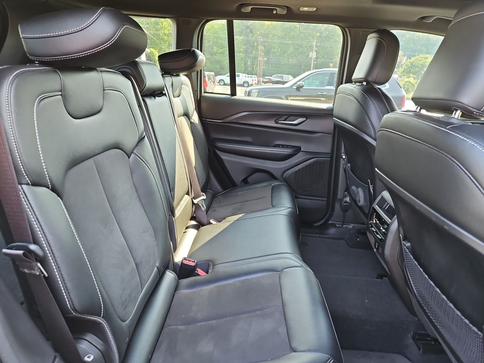 Pre-Owned 2024 Jeep Grand Cherokee Altitude - photo - 16