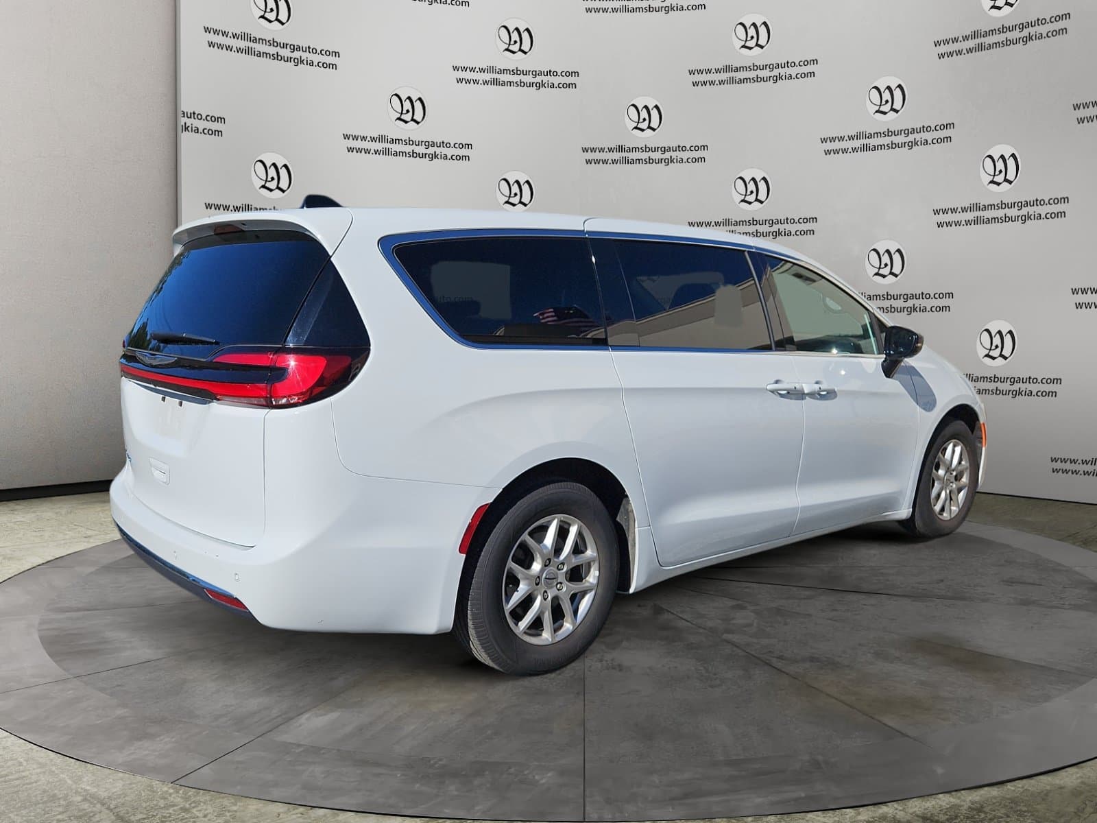 Pre-Owned 2025 Chrysler Pacifica Select - photo - 4