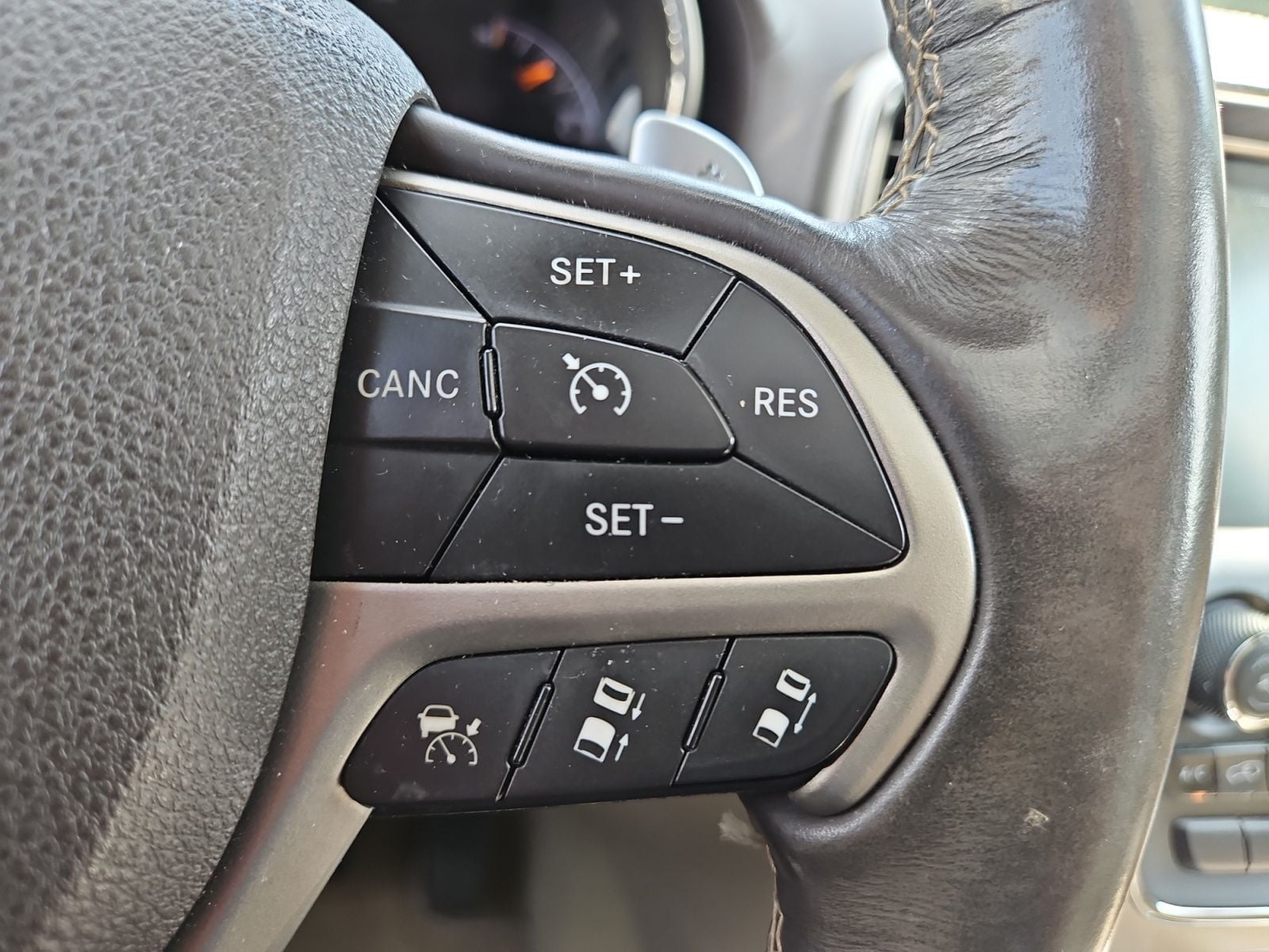 Pre-Owned 2014 Jeep Grand Cherokee Overland - photo - 23