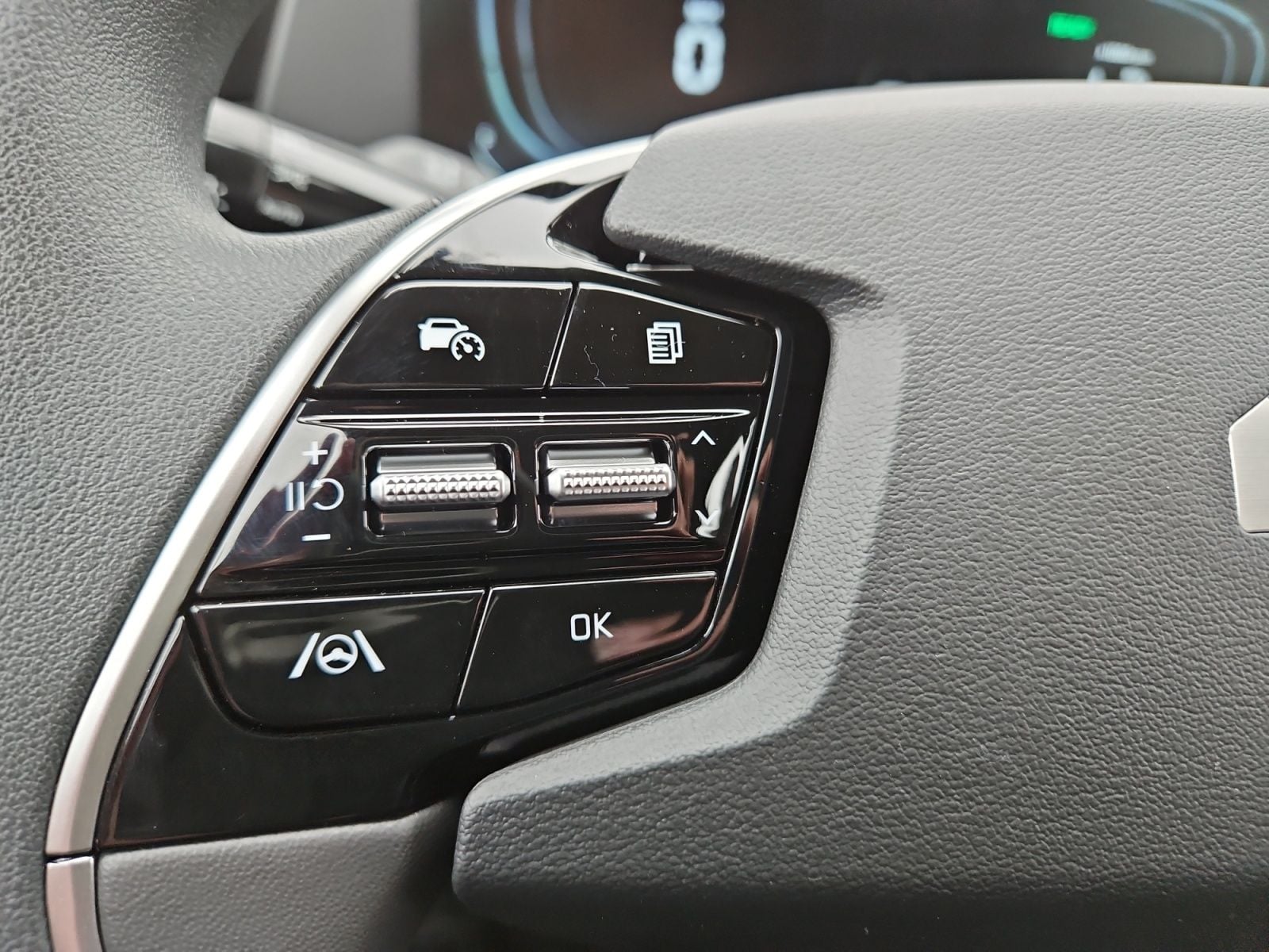 Pre-Owned 2025 Kia Niro LX - photo - 24