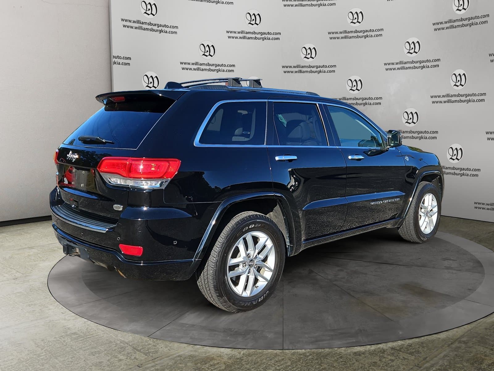 Pre-Owned 2017 Jeep Grand Cherokee Overland - photo - 4