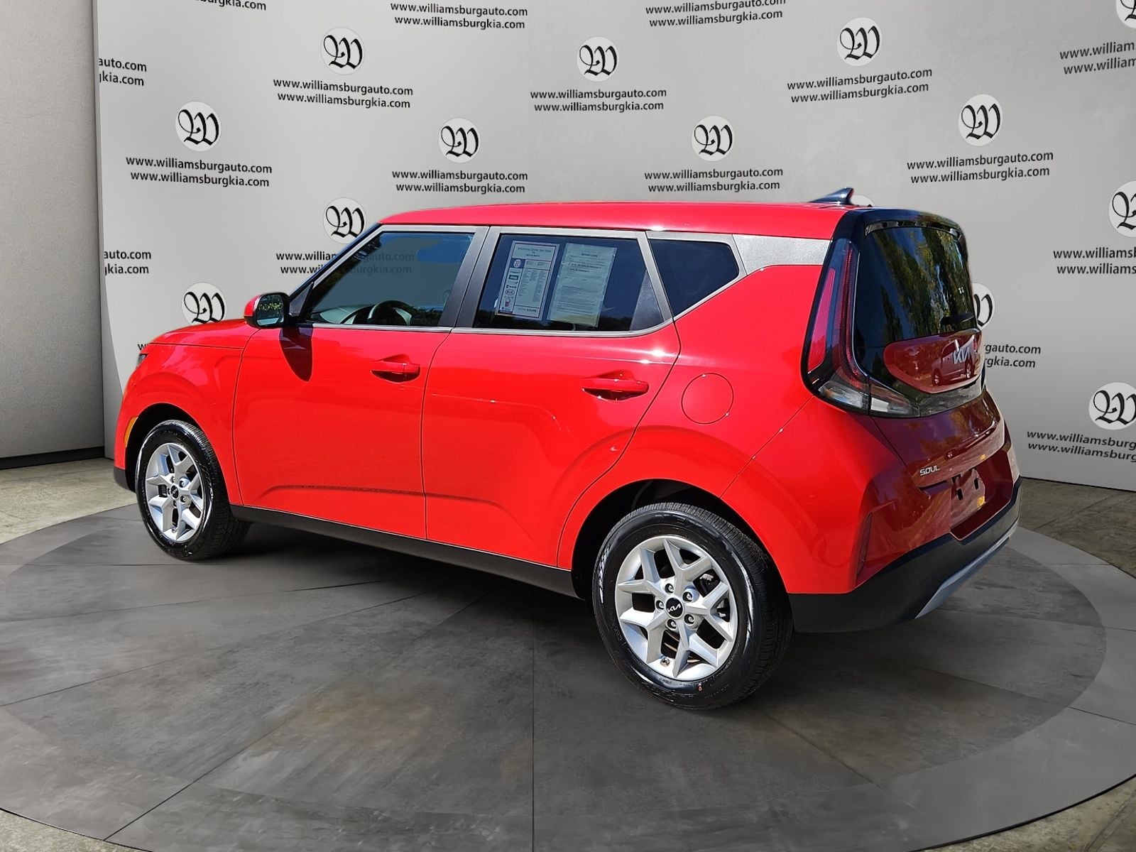 Pre-Owned 2023 Kia Soul LX - photo - 2