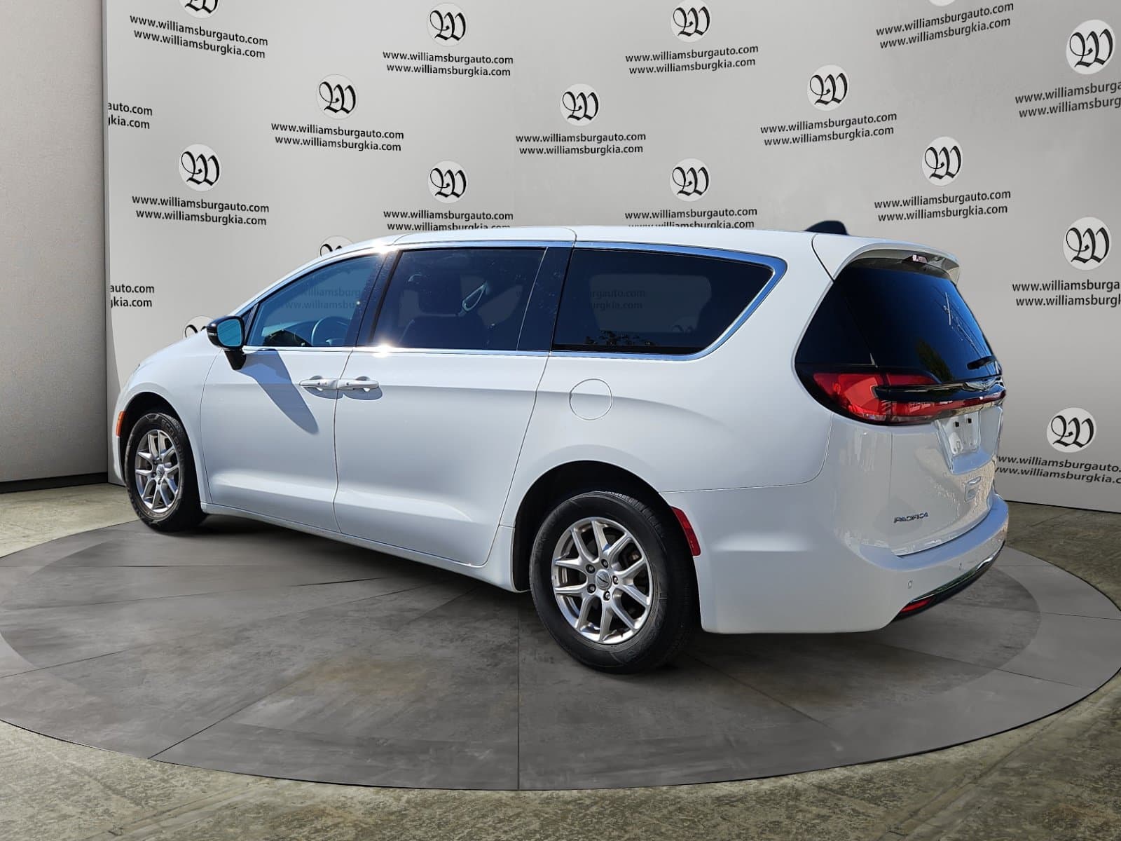 Pre-Owned 2025 Chrysler Pacifica Select - photo - 2