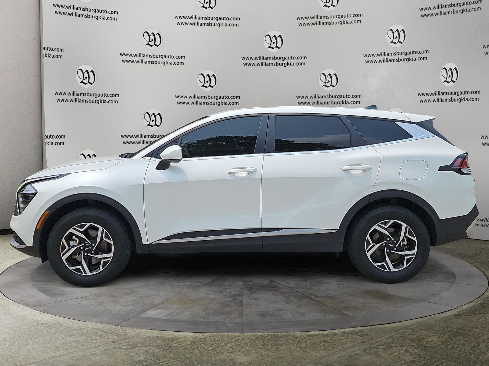 Pre-Owned 2025 Kia Sportage LX - photo - 1