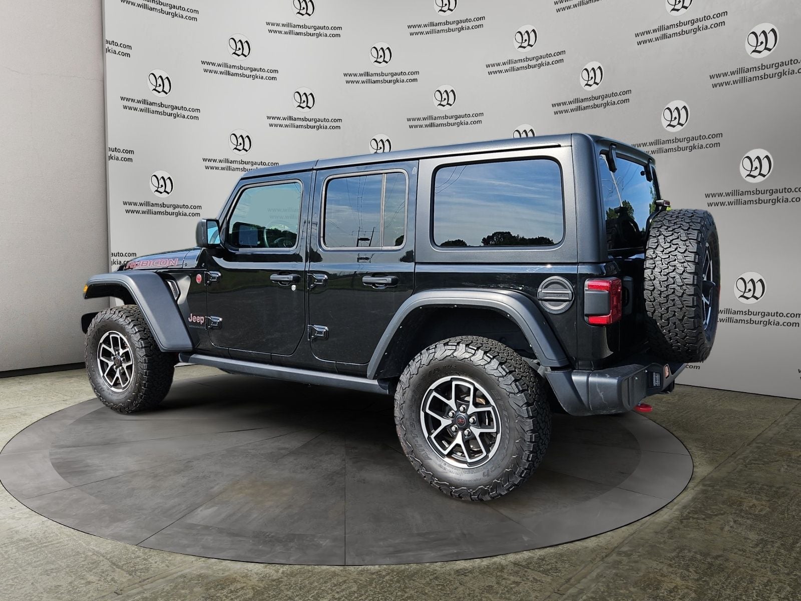 Pre-Owned 2024 Jeep Wrangler Rubicon - photo - 2