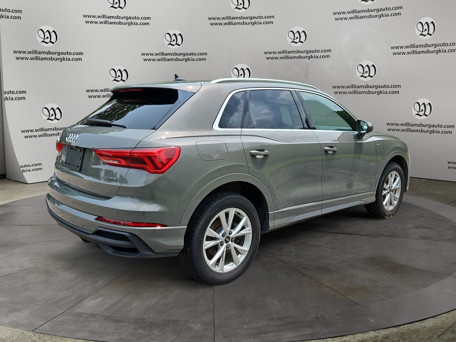 Pre-Owned 2024 Audi Q3 Premium - photo - 4