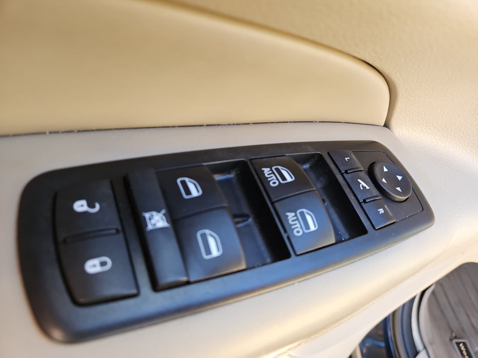 Pre-Owned 2017 Jeep Grand Cherokee Overland - photo - 21