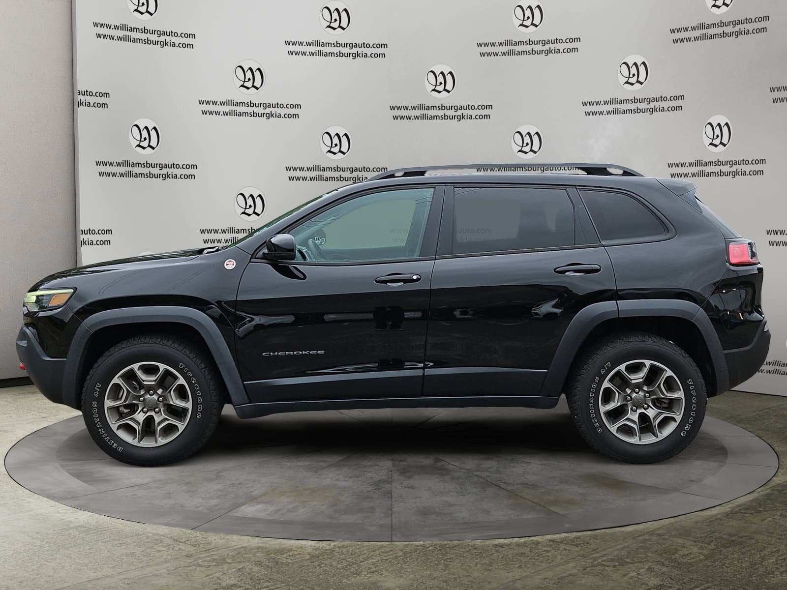 Pre-Owned 2022 Jeep Cherokee Trailhawk - photo - 1