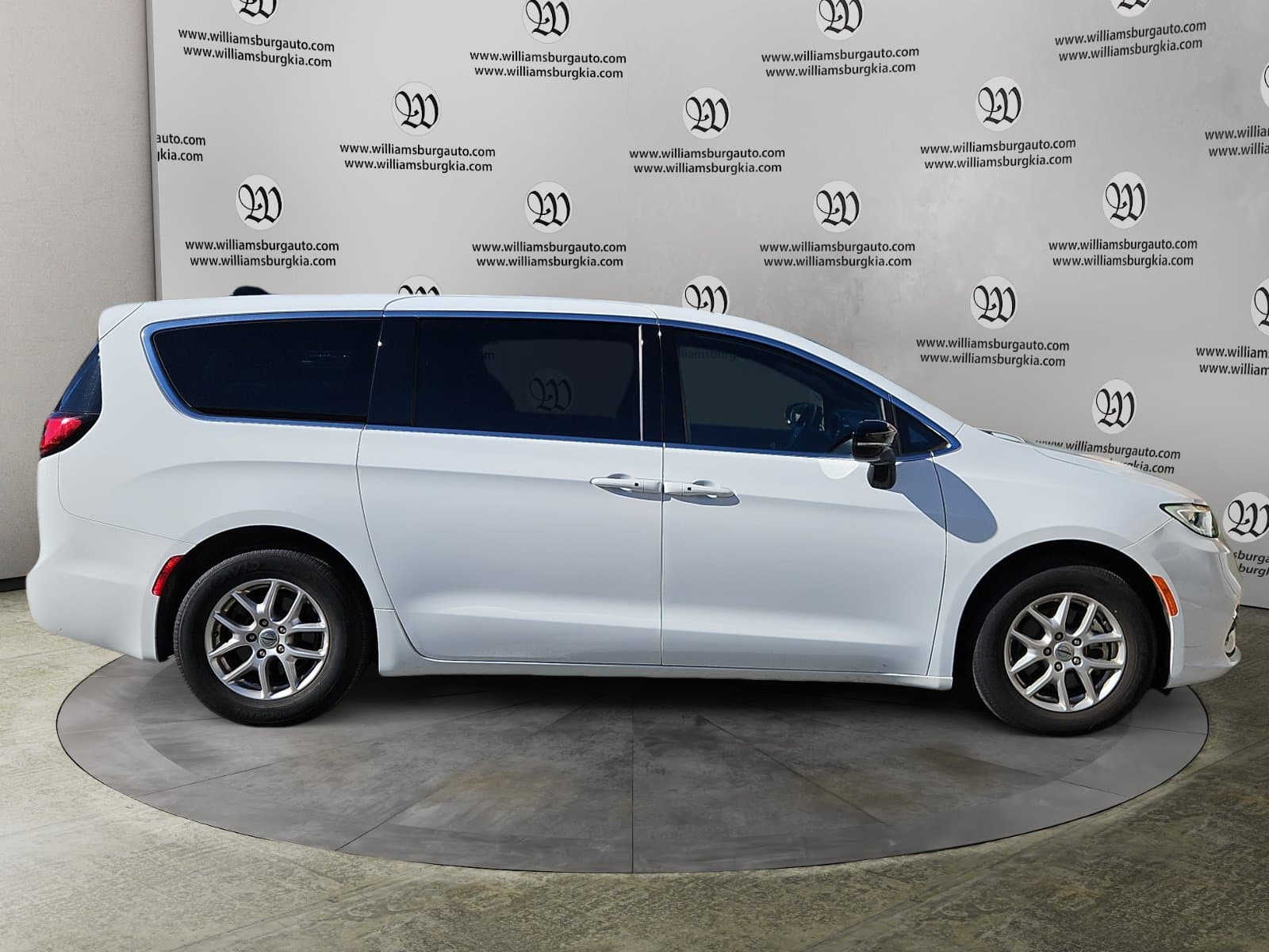 Pre-Owned 2025 Chrysler Pacifica Select - photo - 5