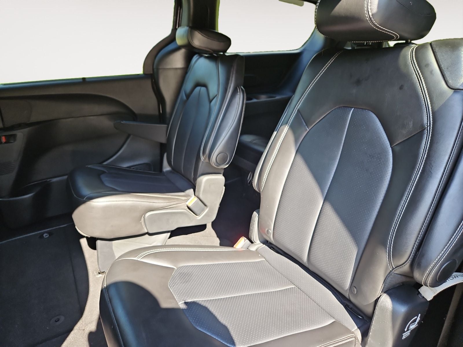 Pre-Owned 2025 Chrysler Pacifica Select - photo - 12